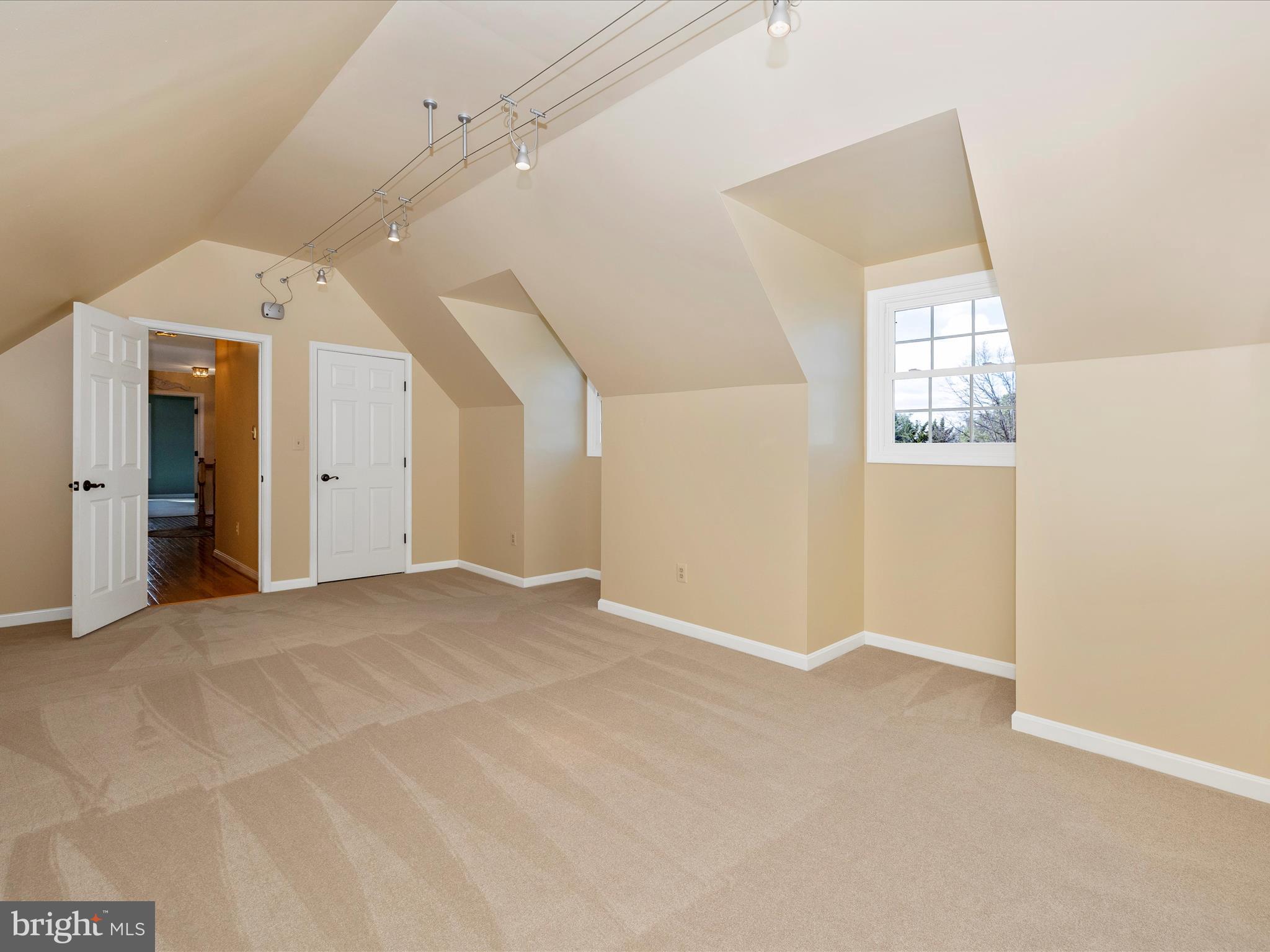 1002 LEAFY HOLLOW CIRCLE