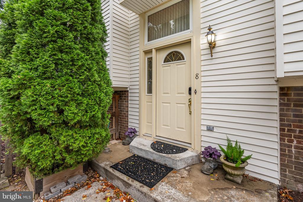 8 GLAZEBROOK COURT