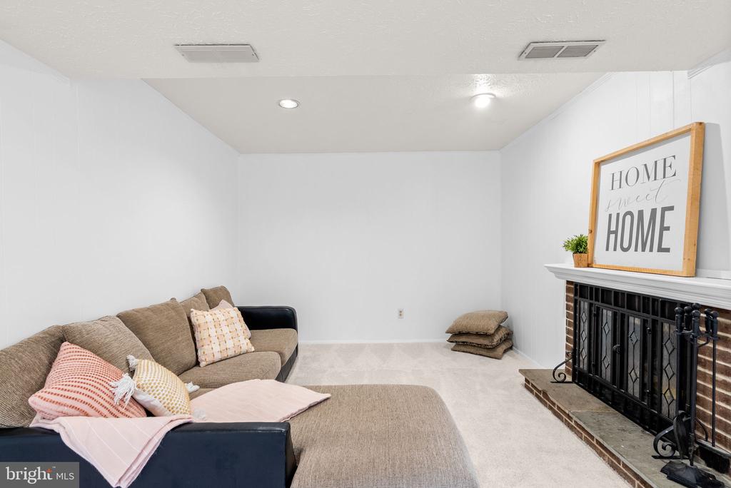 8 GLAZEBROOK COURT
