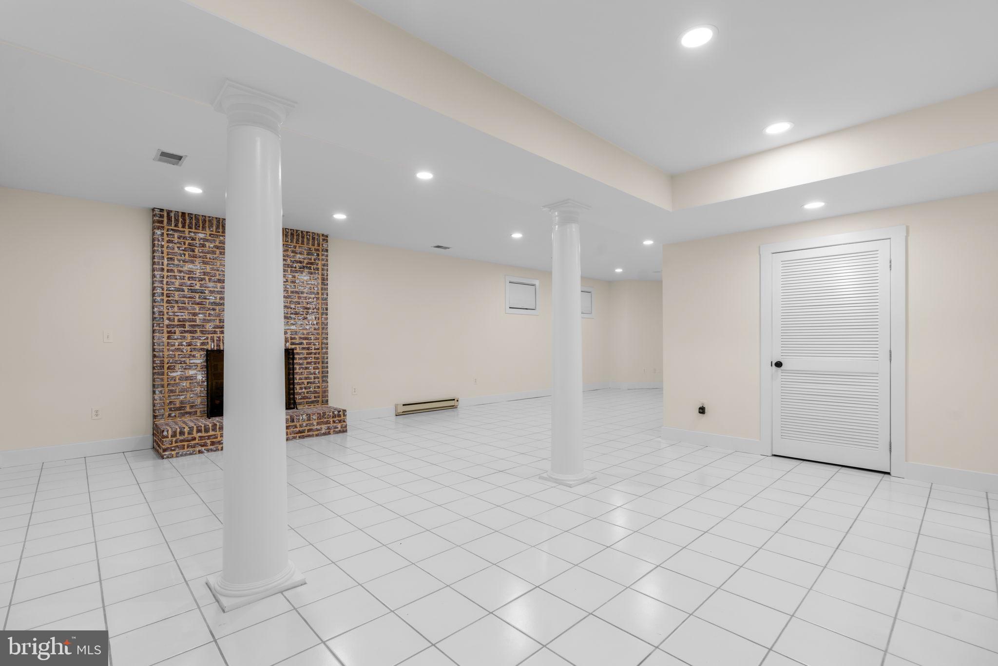 405 TSCHIFFELY SQUARE ROAD