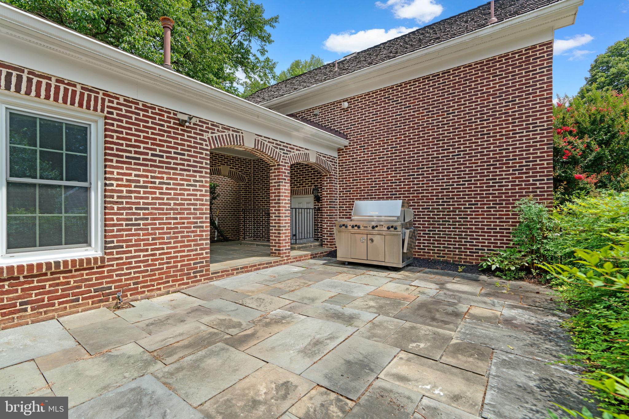 405 TSCHIFFELY SQUARE ROAD