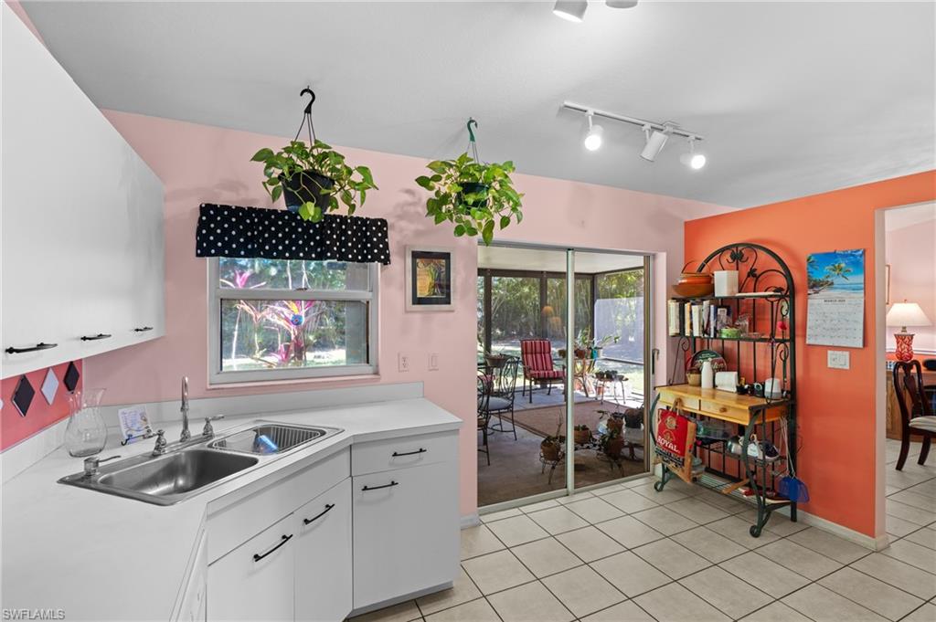 724 Grove DR