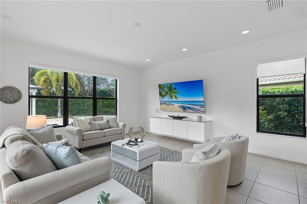 3279 Pacific DR