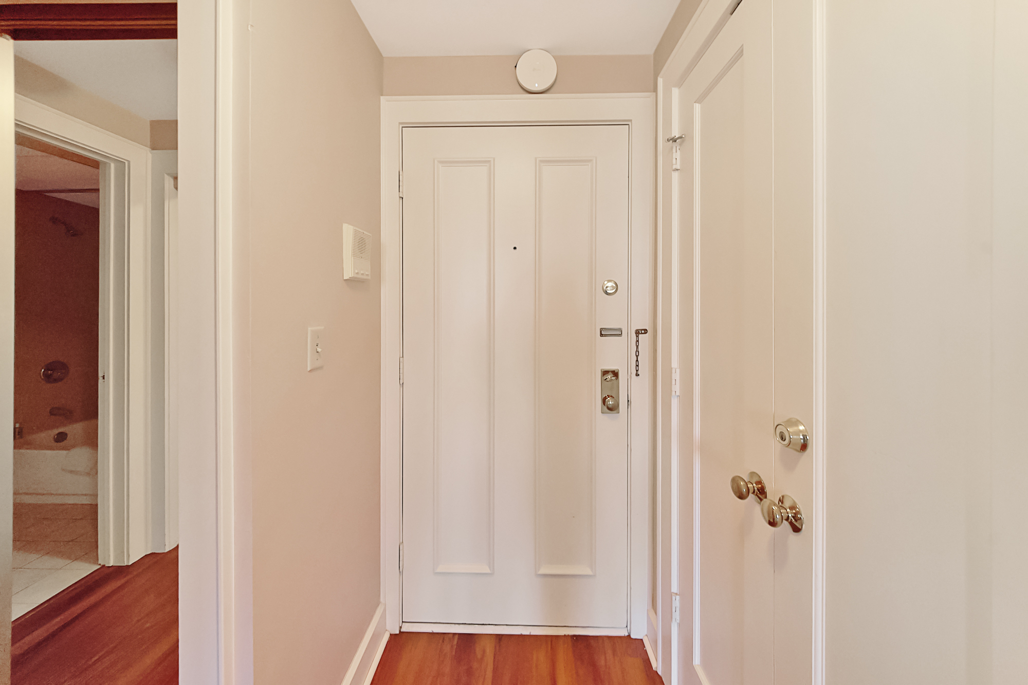 230 E 9th Street Unit: APT 404