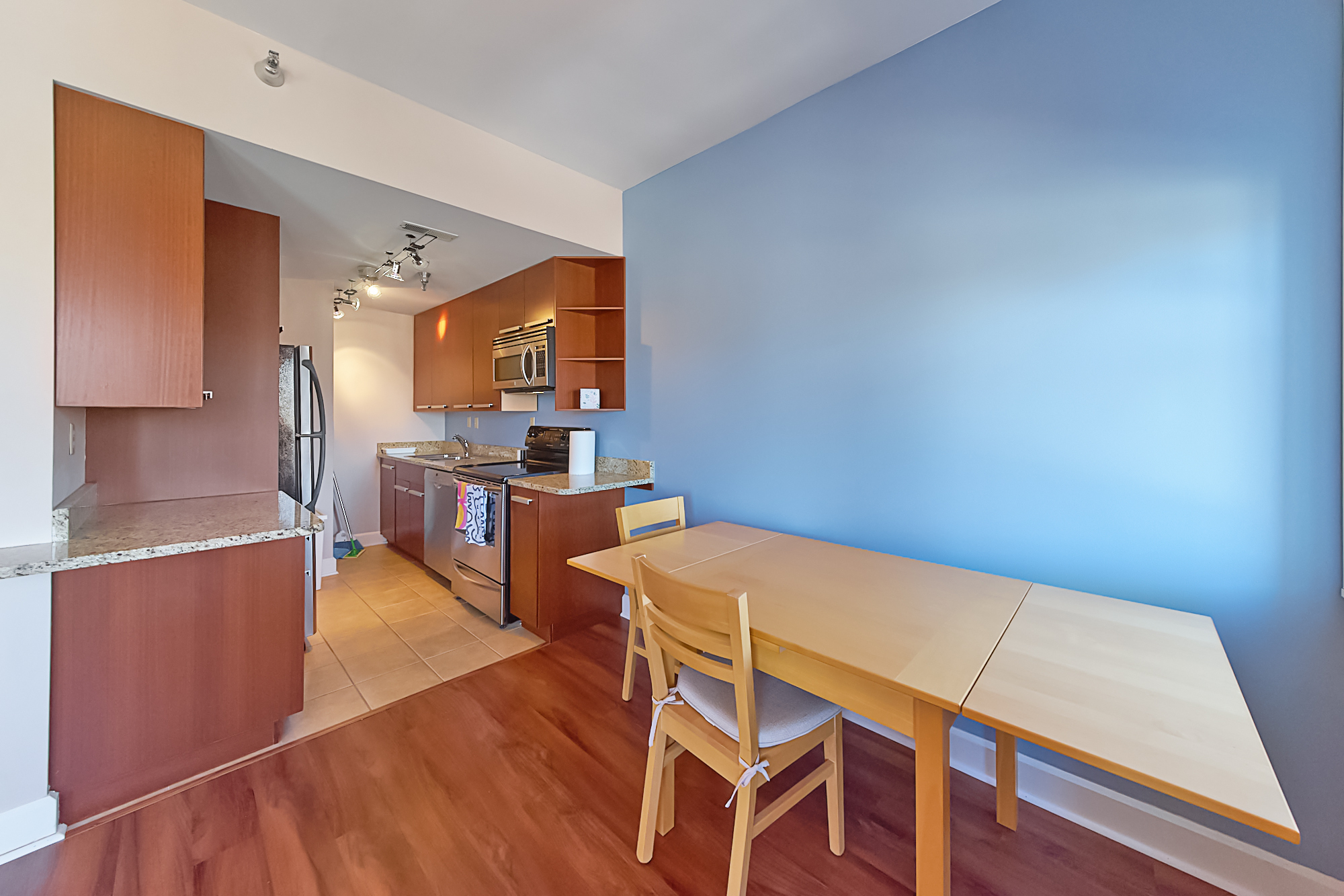 230 E 9th Street Unit: APT 404