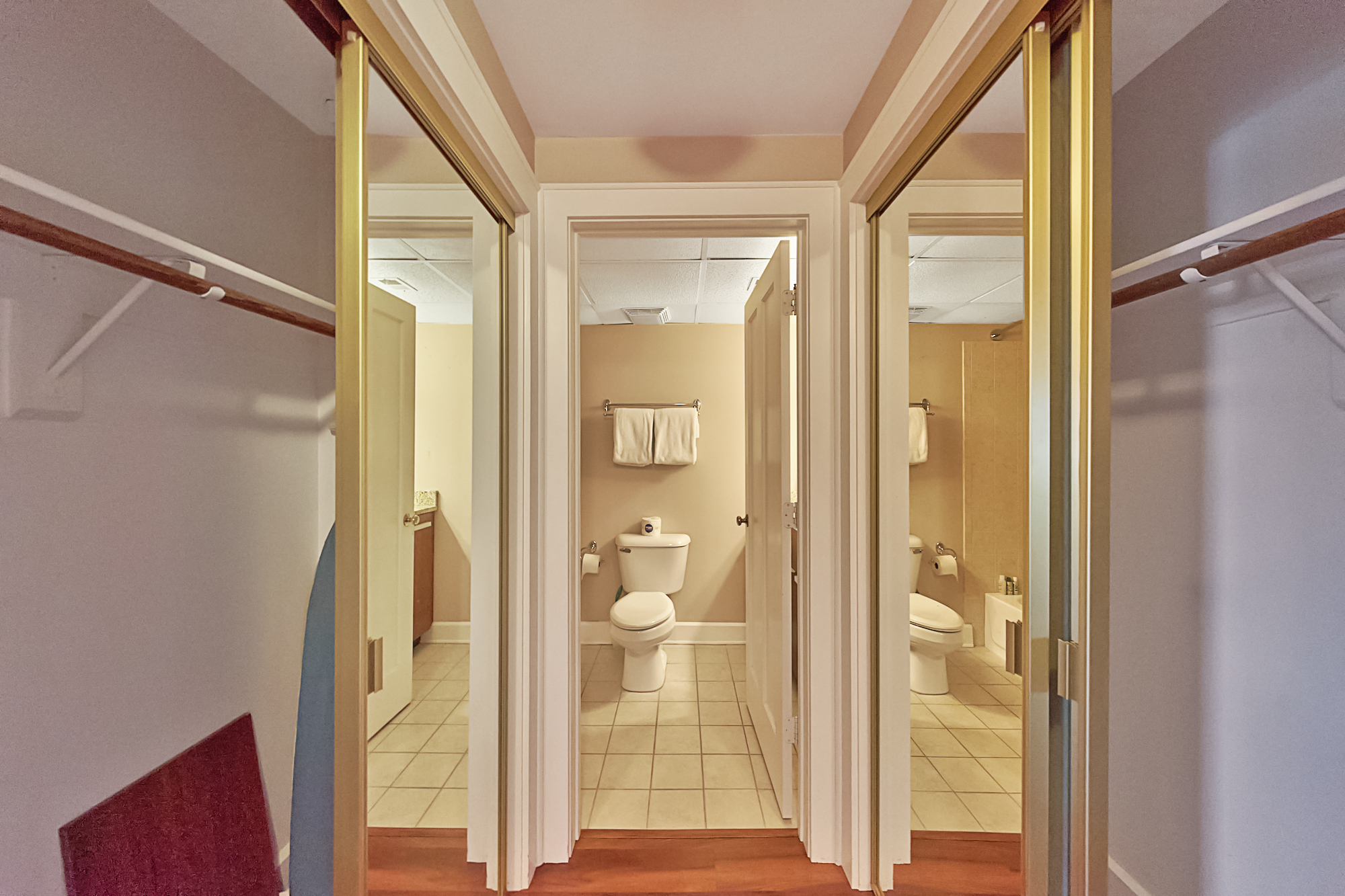 230 E 9th Street Unit: APT 404