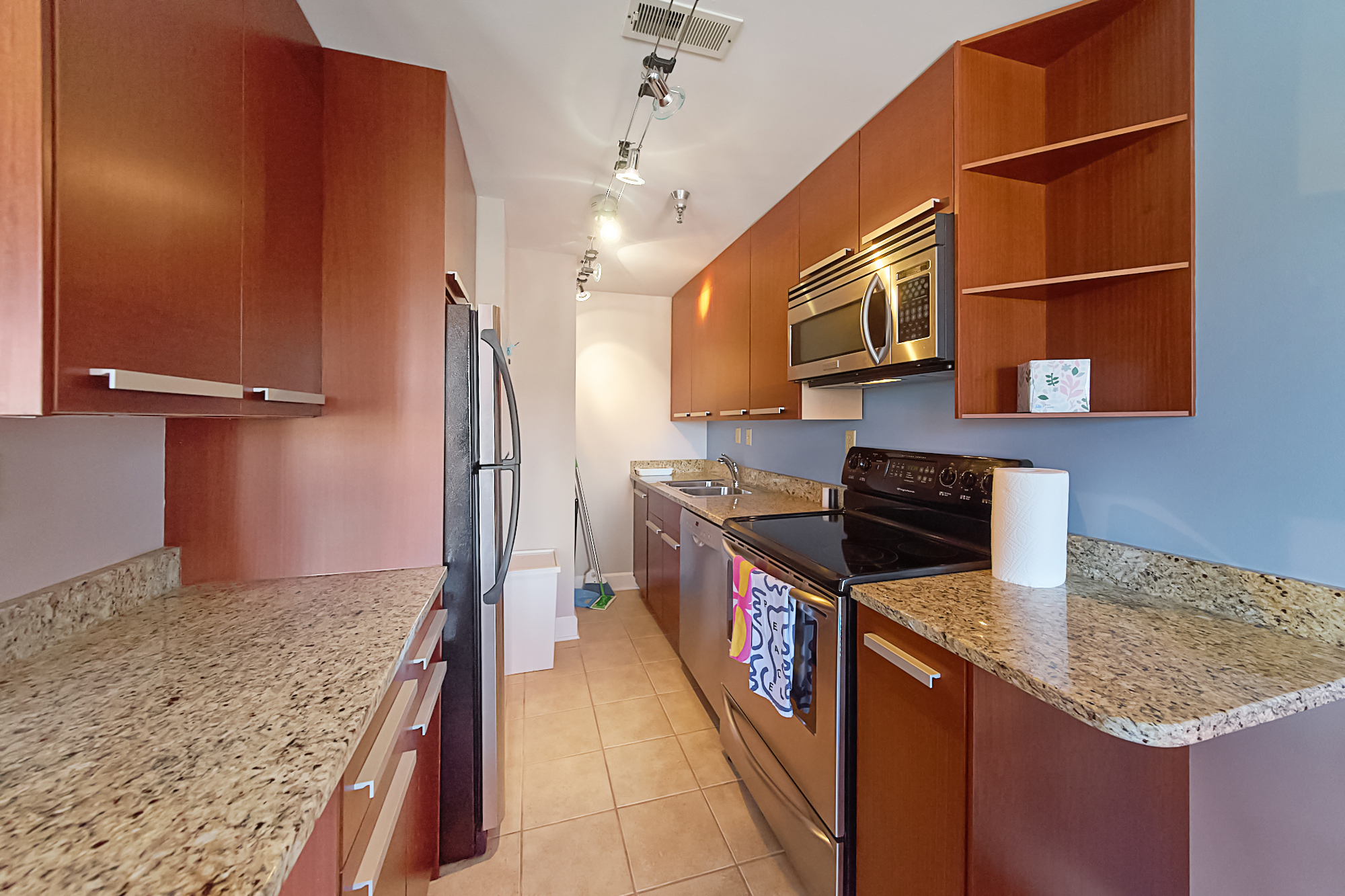 230 E 9th Street Unit: APT 404