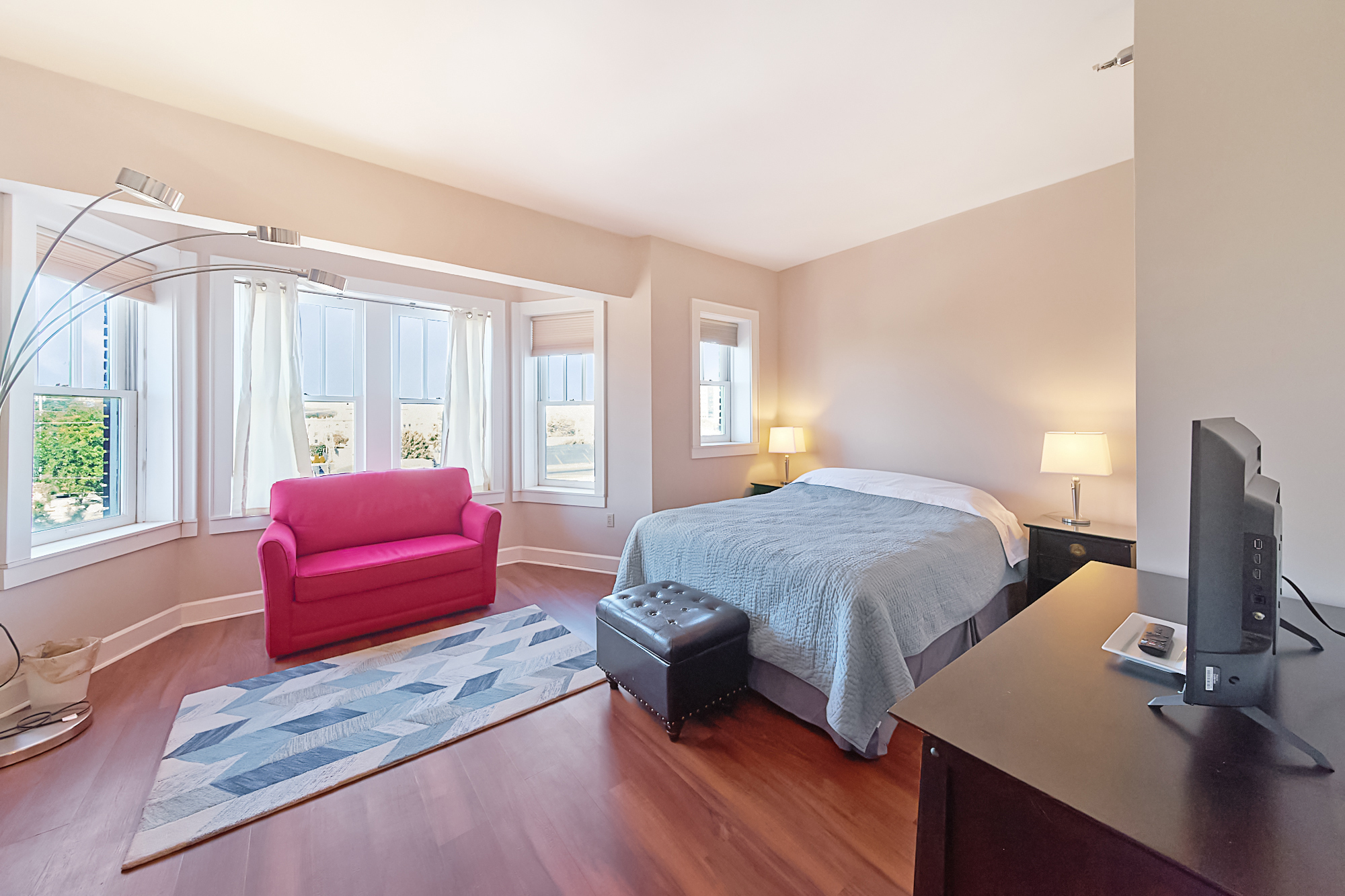 230 E 9th Street Unit: APT 404
