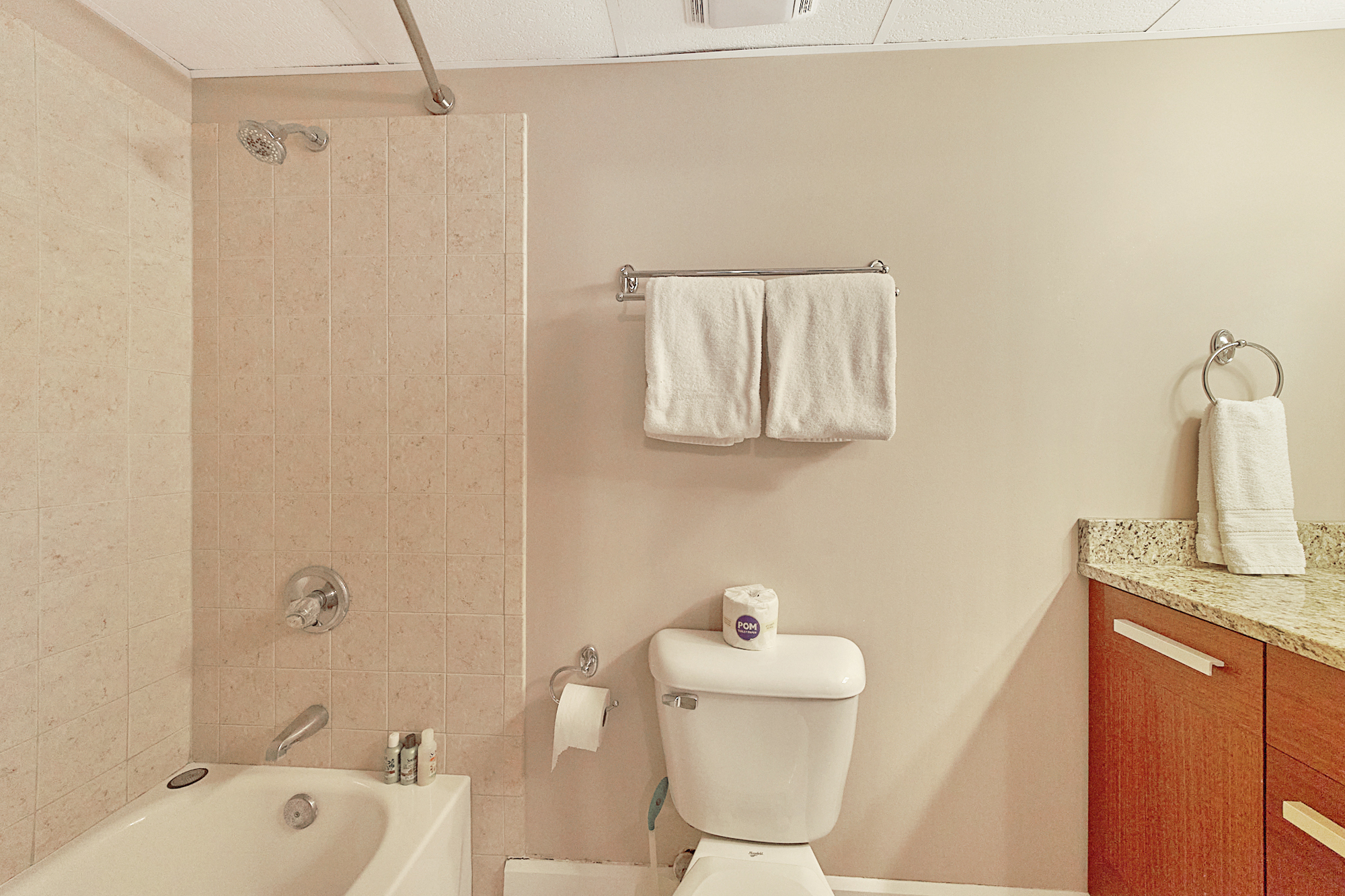 230 E 9th Street Unit: APT 404