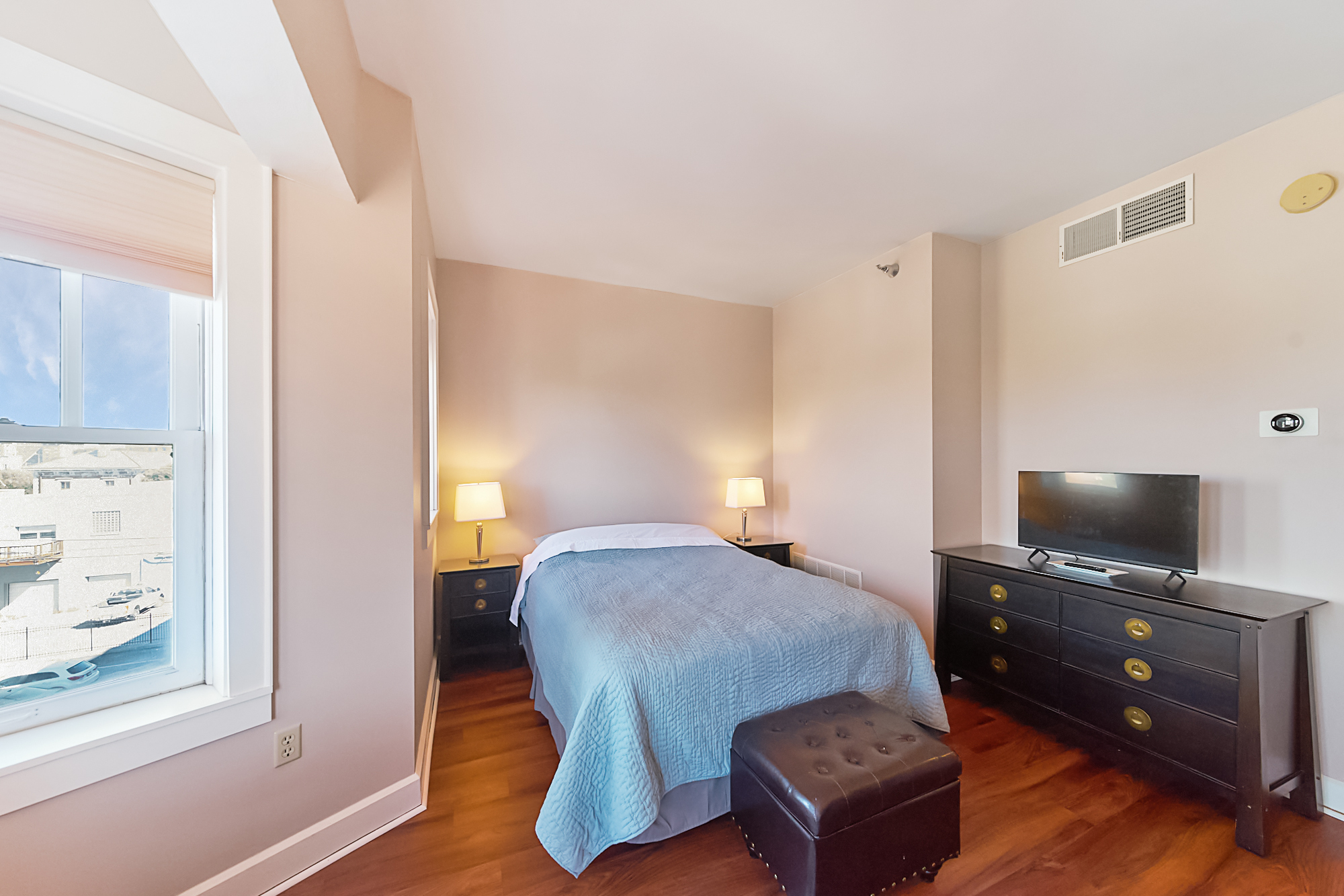 230 E 9th Street Unit: APT 404