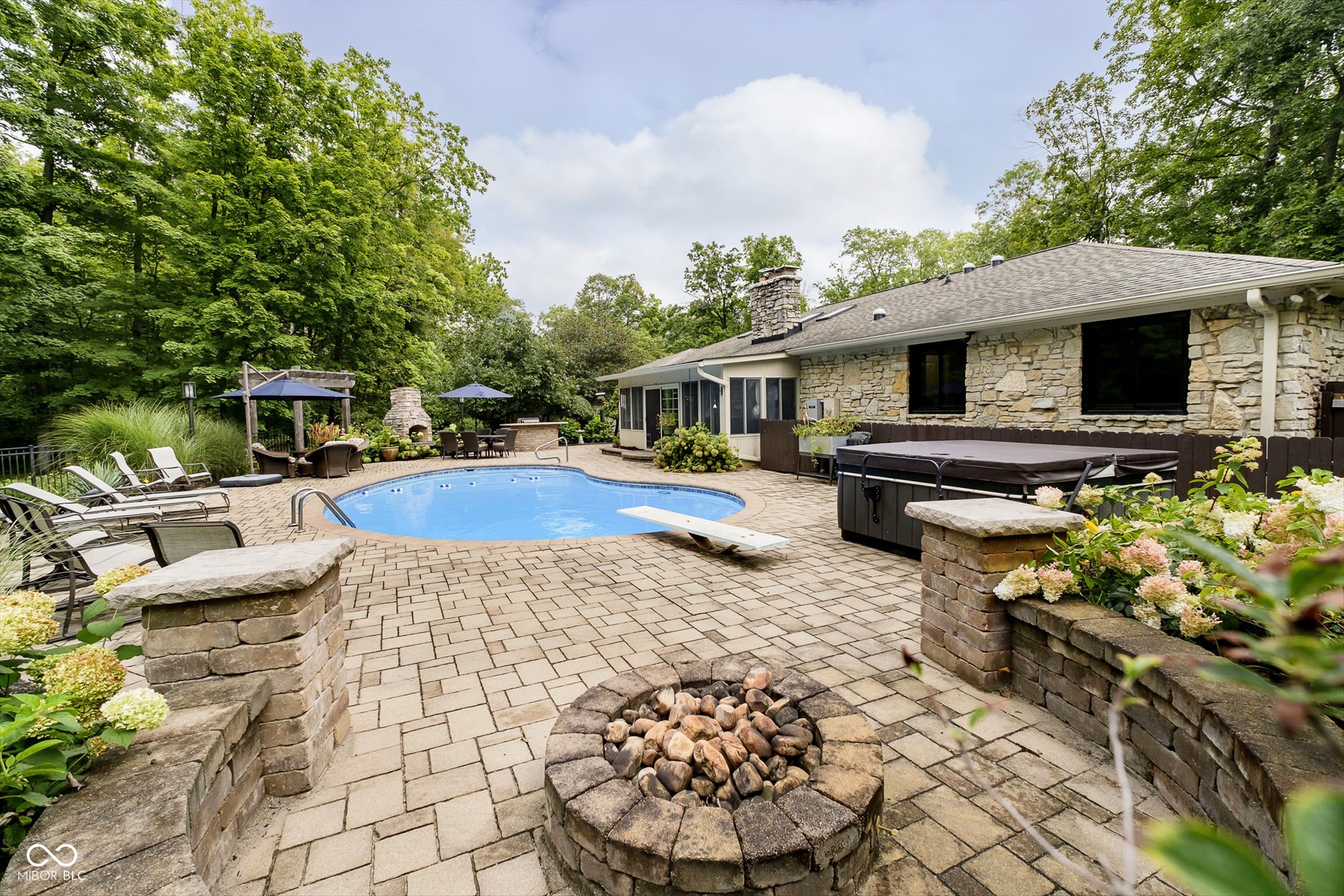 16246 Oak Road