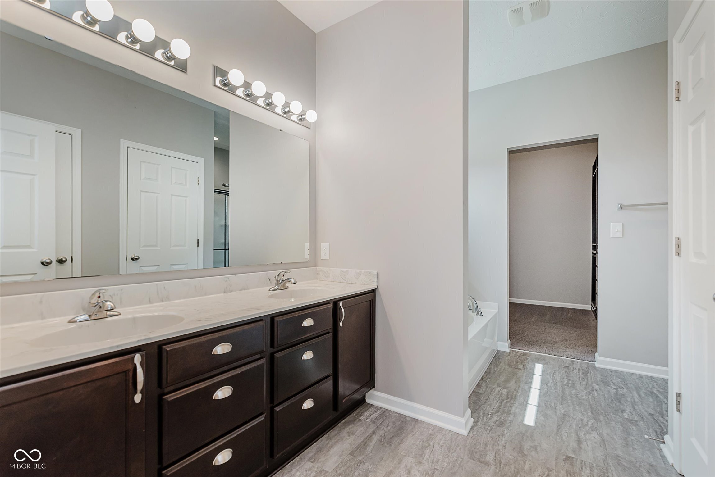 8894 Benjamin Lane