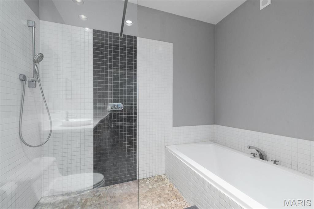 1010 Saint Charles Street Unit: 904