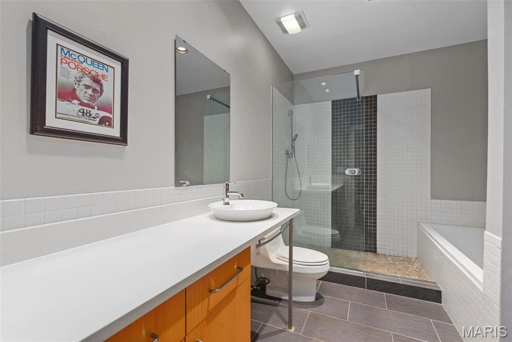 1010 Saint Charles Street Unit: 904
