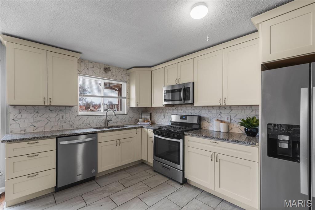 6064 W Cabanne Place