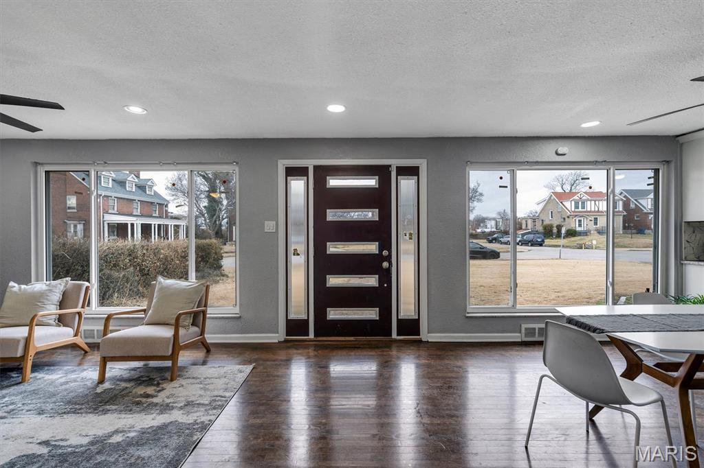 6064 W Cabanne Place