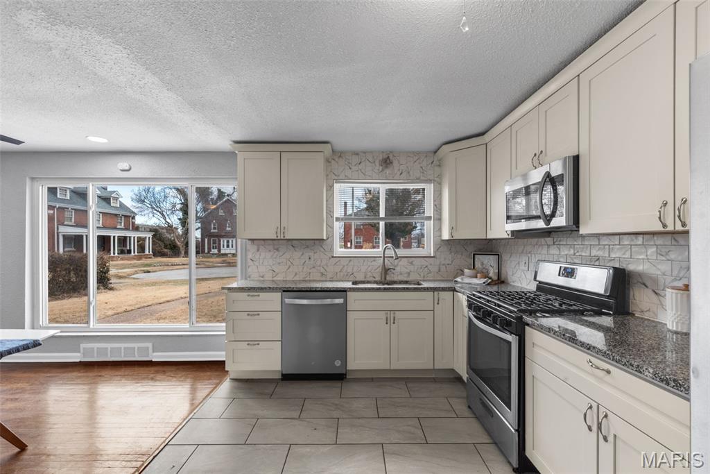 6064 W Cabanne Place