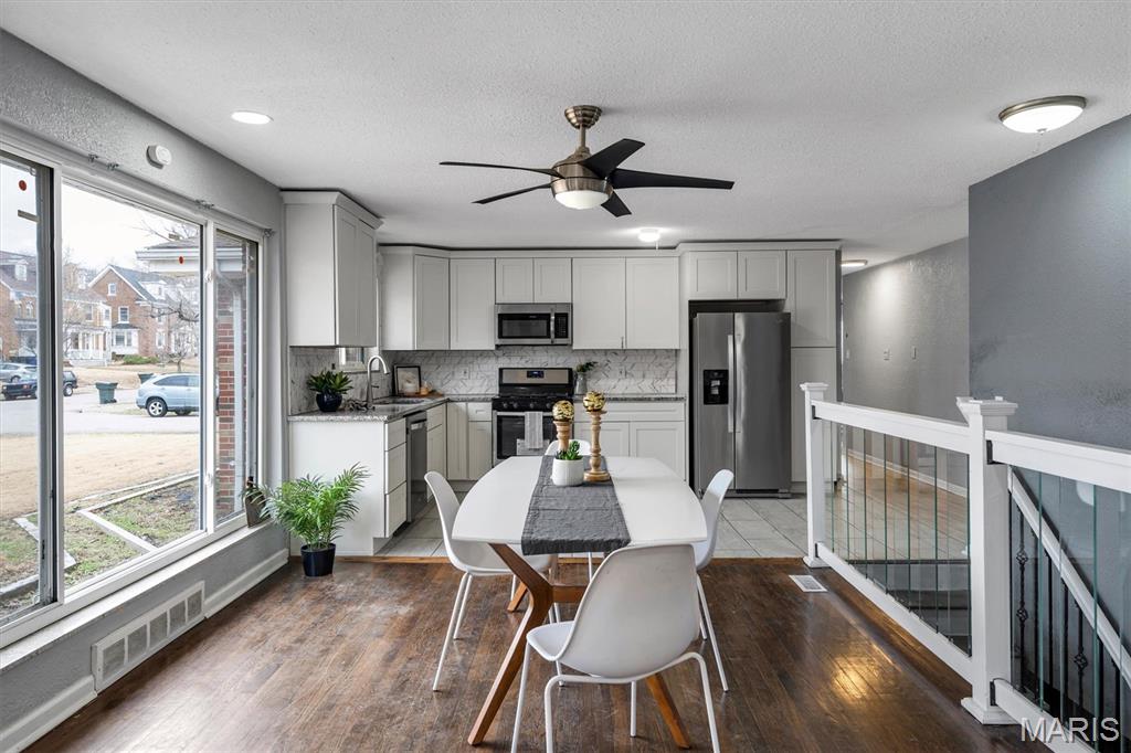 6064 W Cabanne Place