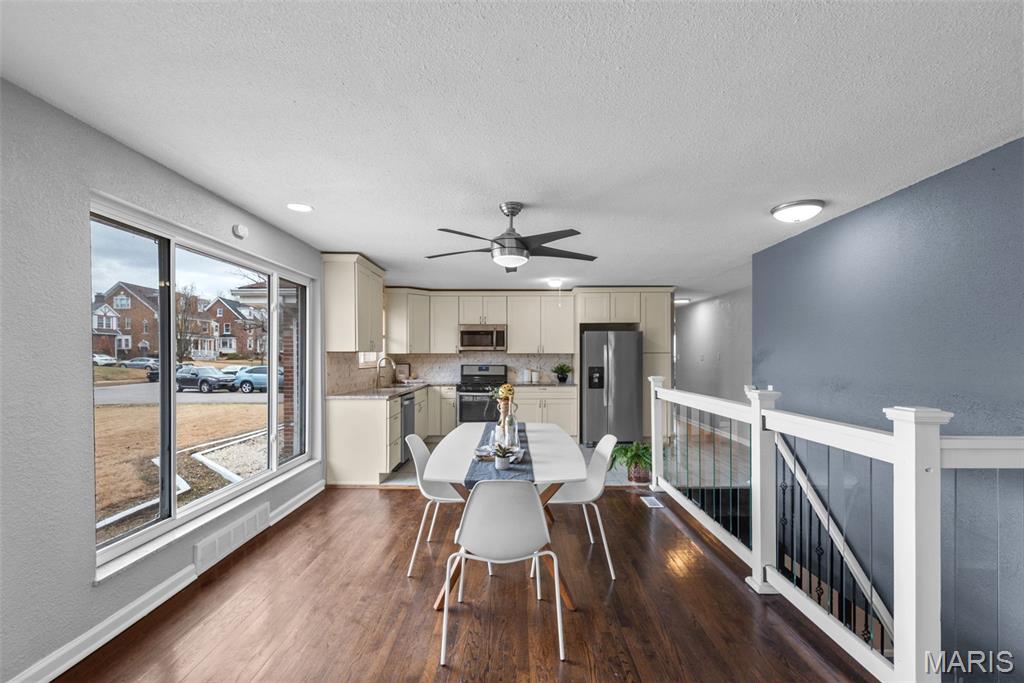 6064 W Cabanne Place