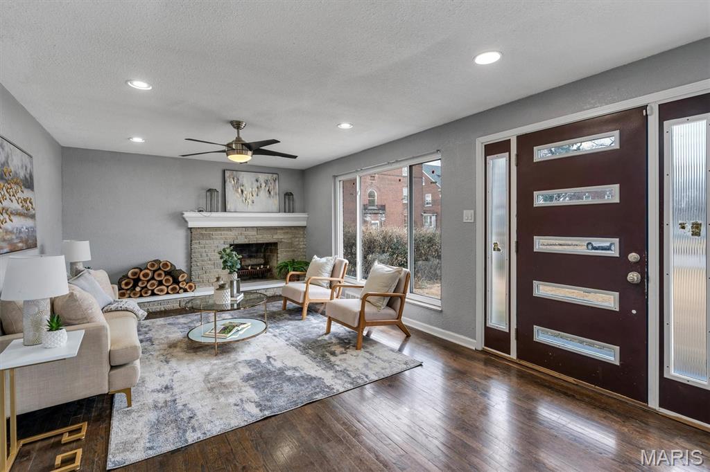 6064 W Cabanne Place