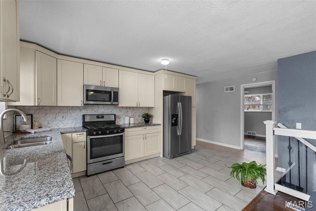 6064 W Cabanne Place