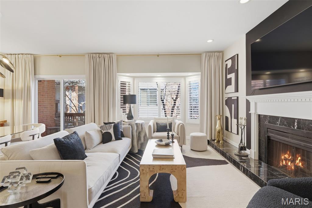 4454 Lindell Boulevard Unit: 27