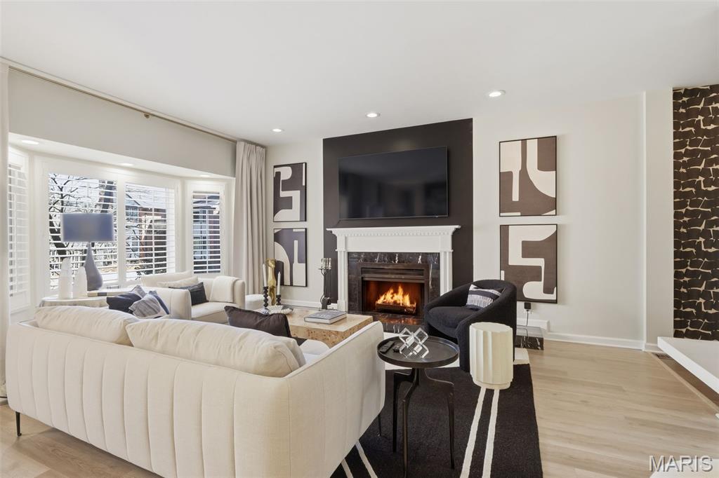 4454 Lindell Boulevard Unit: 27