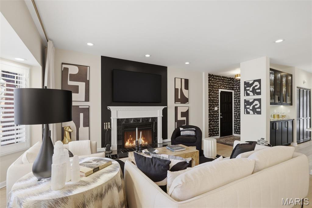 4454 Lindell Boulevard Unit: 27