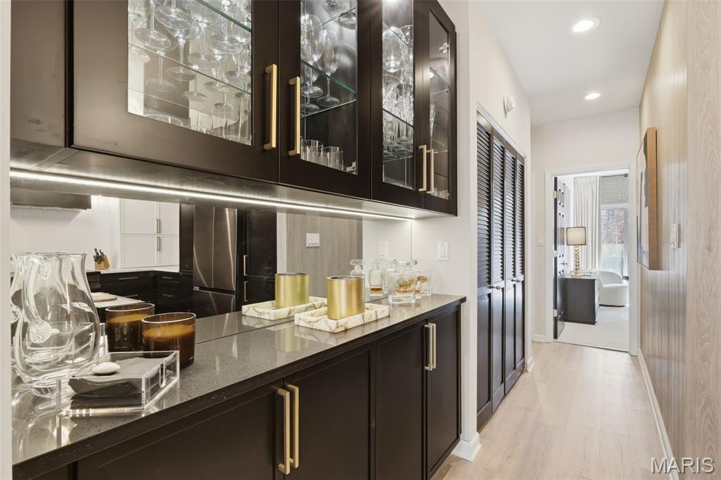 4454 Lindell Boulevard Unit: 27