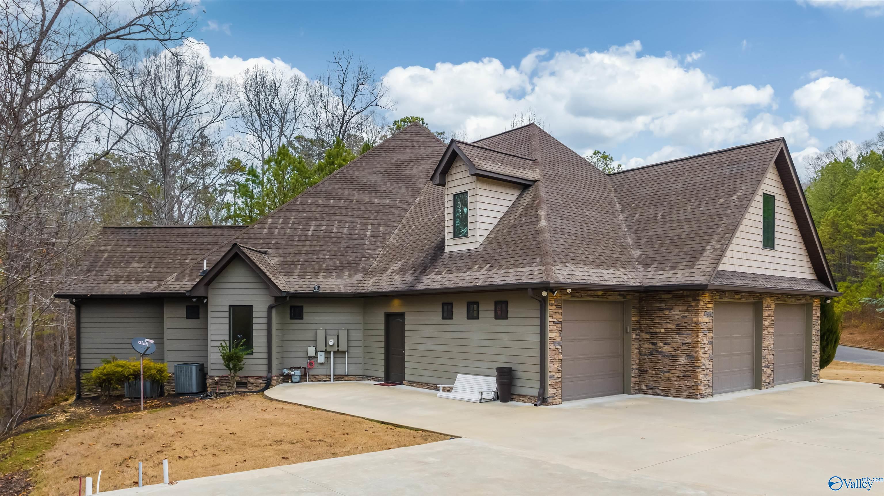 801 Lakewood Drive NW
