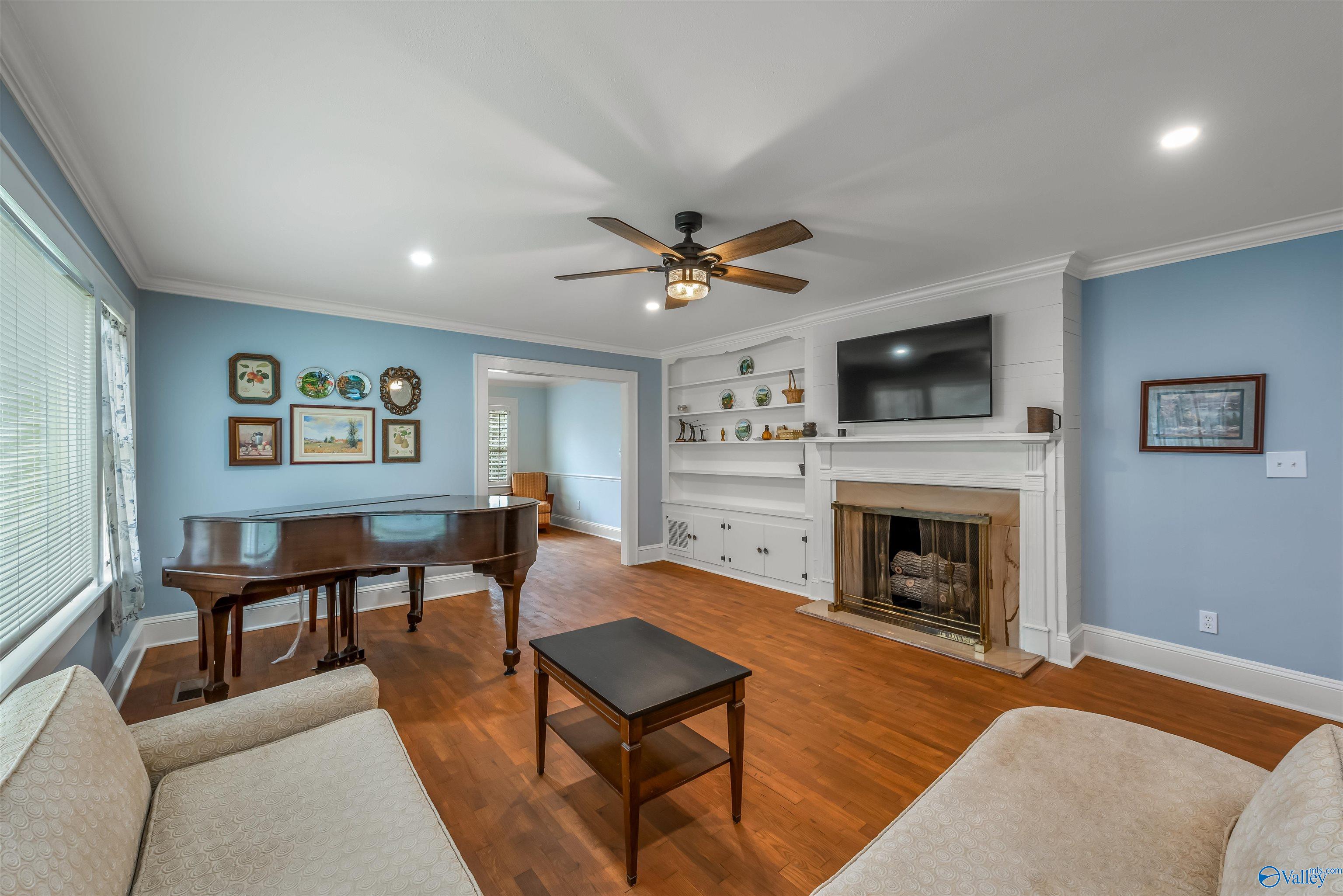 300 16th Street NW