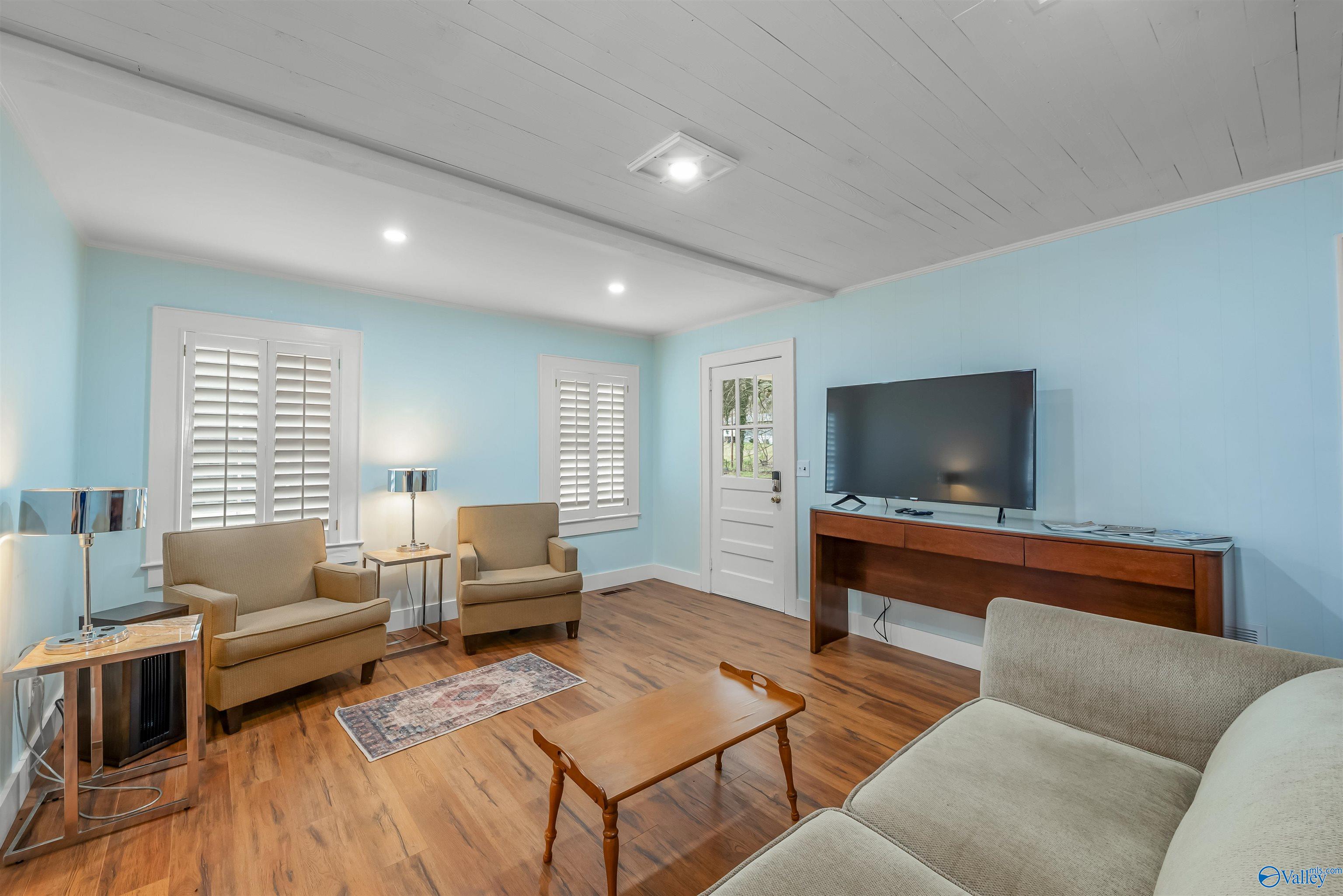 300 16th Street NW