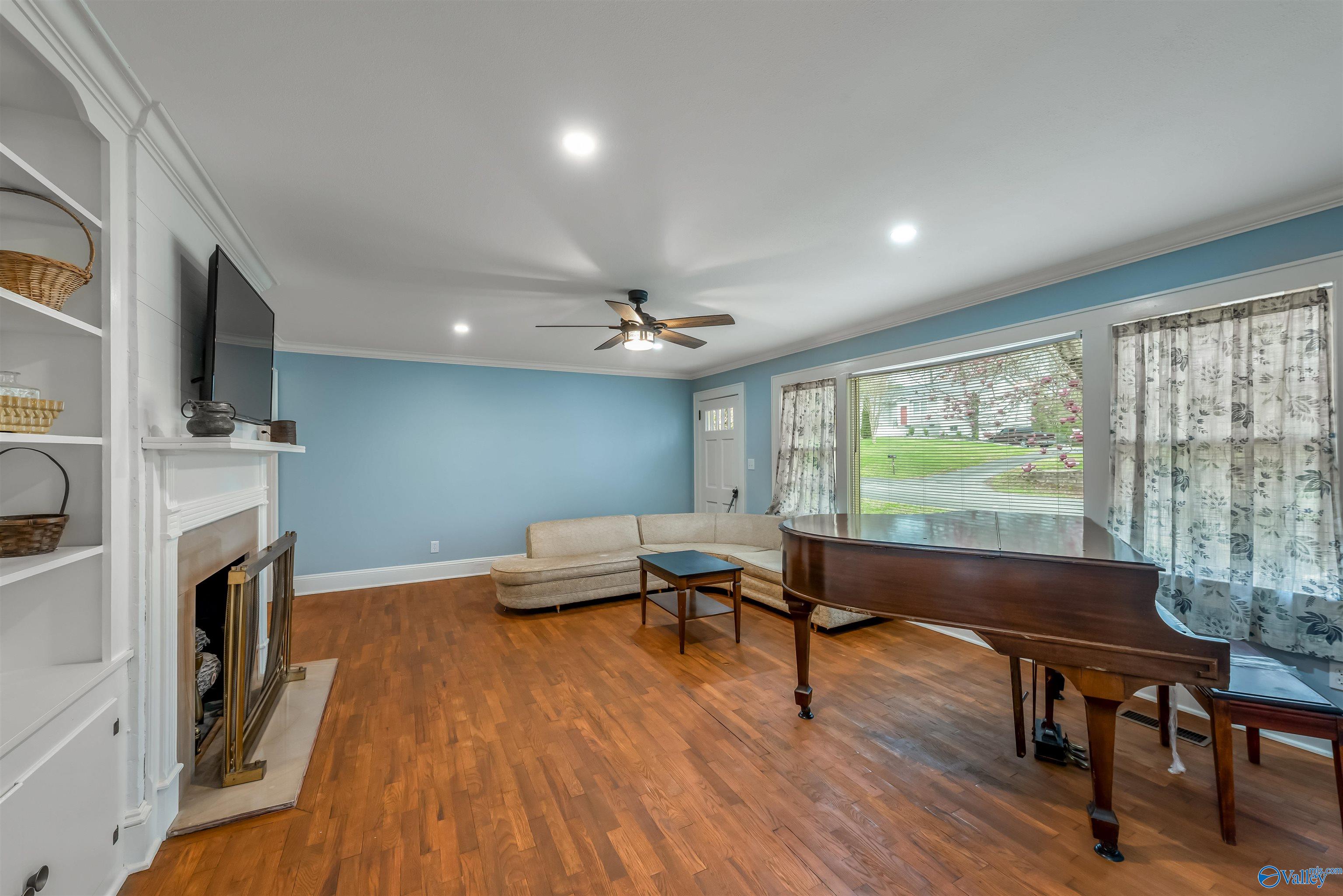 300 16th Street NW