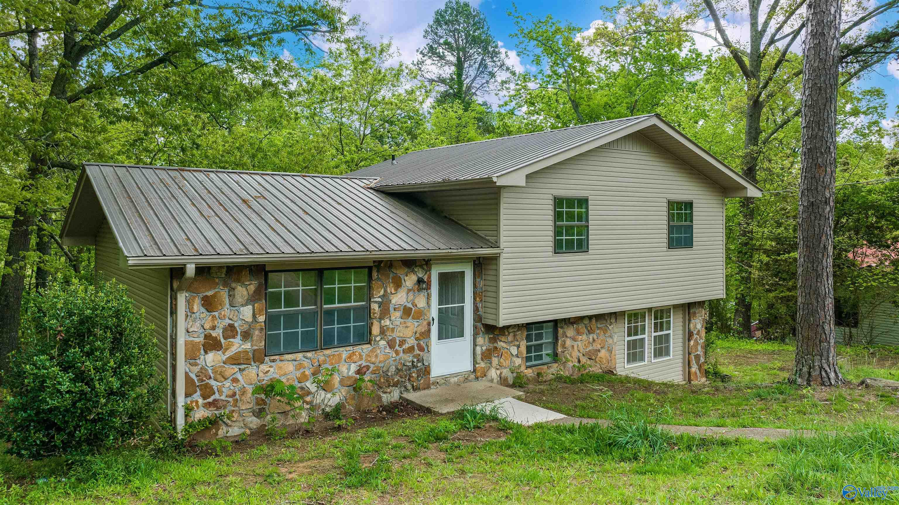 320 Horseshoe Circle SW