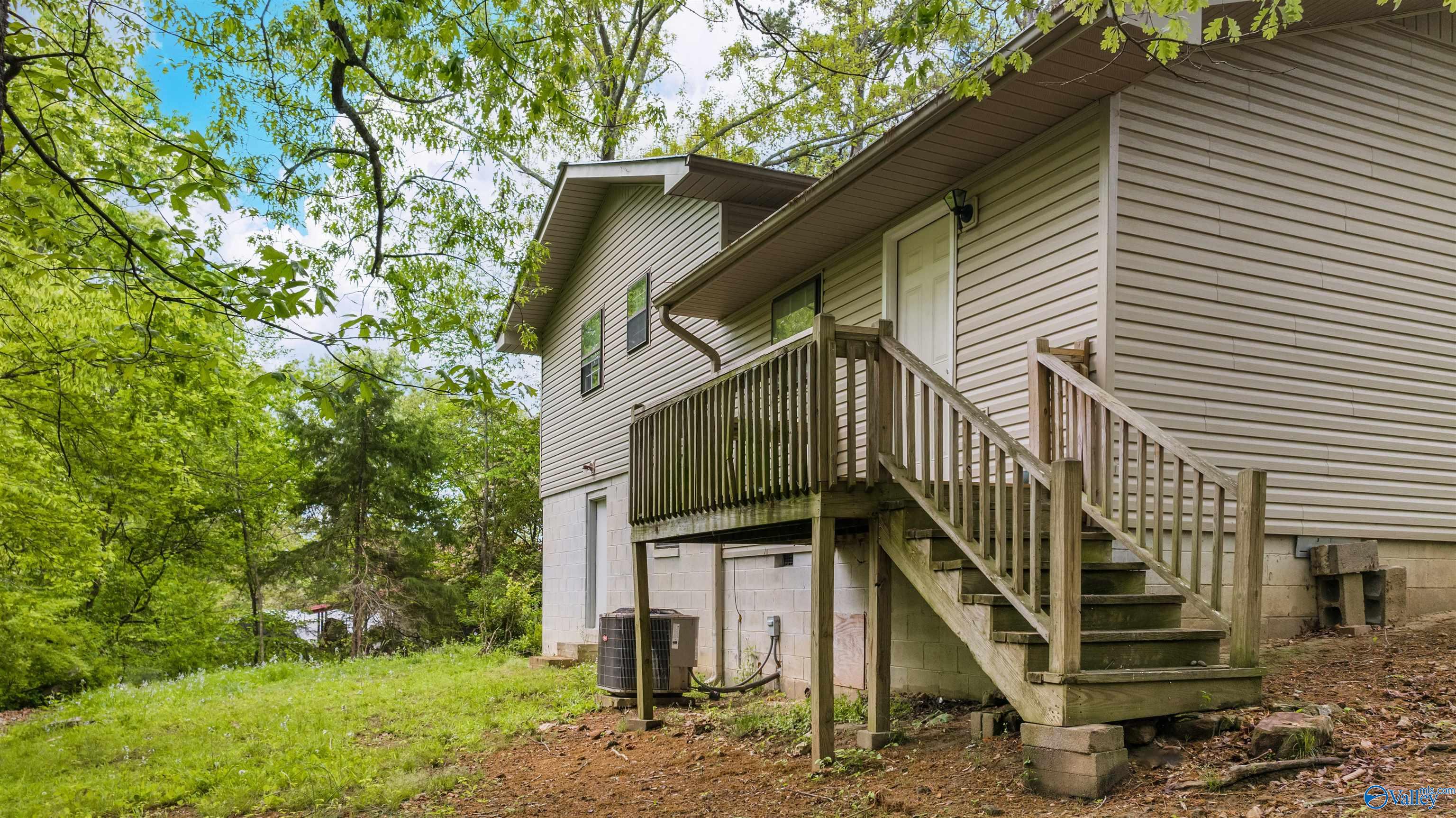 320 Horseshoe Circle SW
