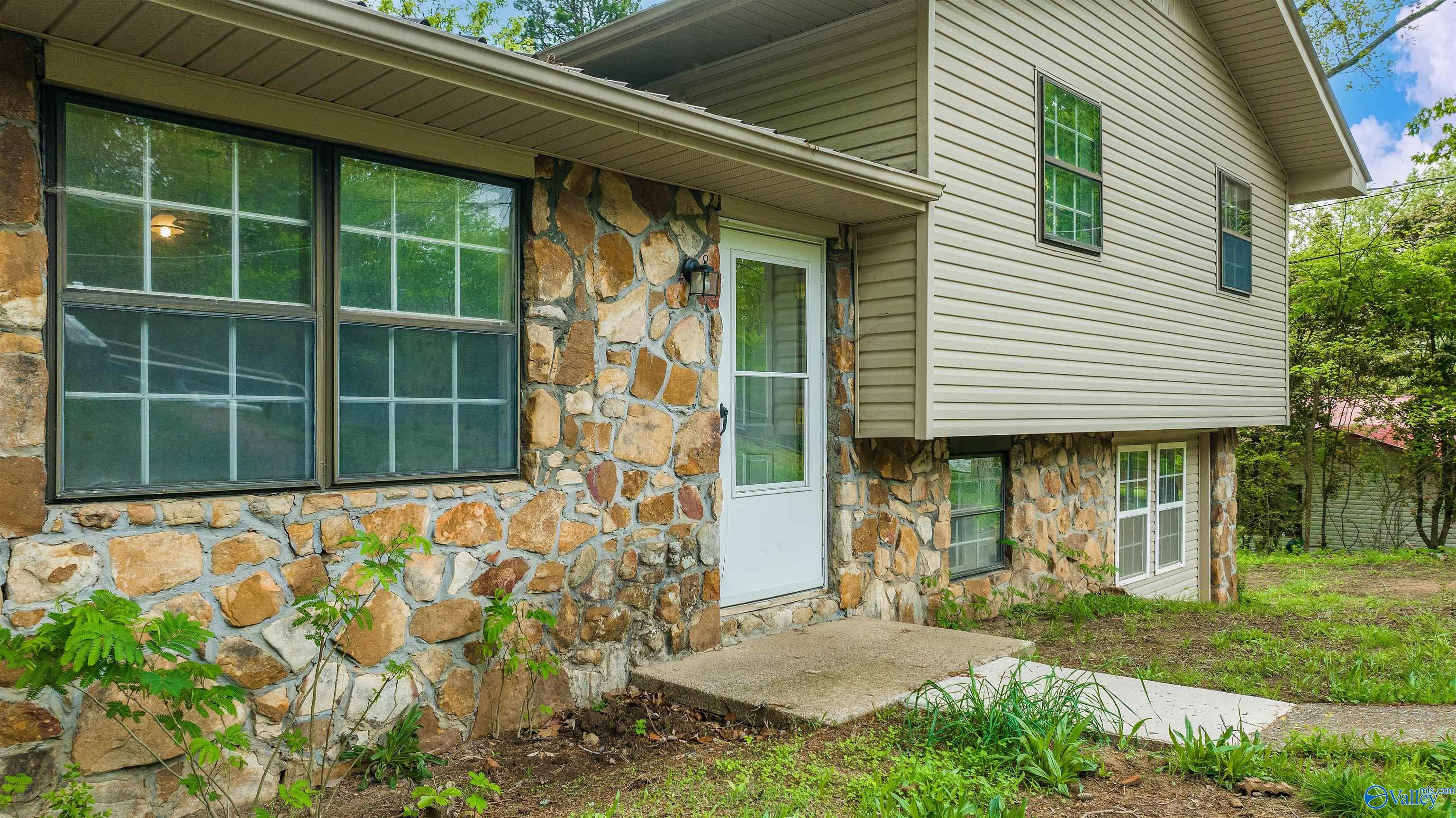 320 Horseshoe Circle SW