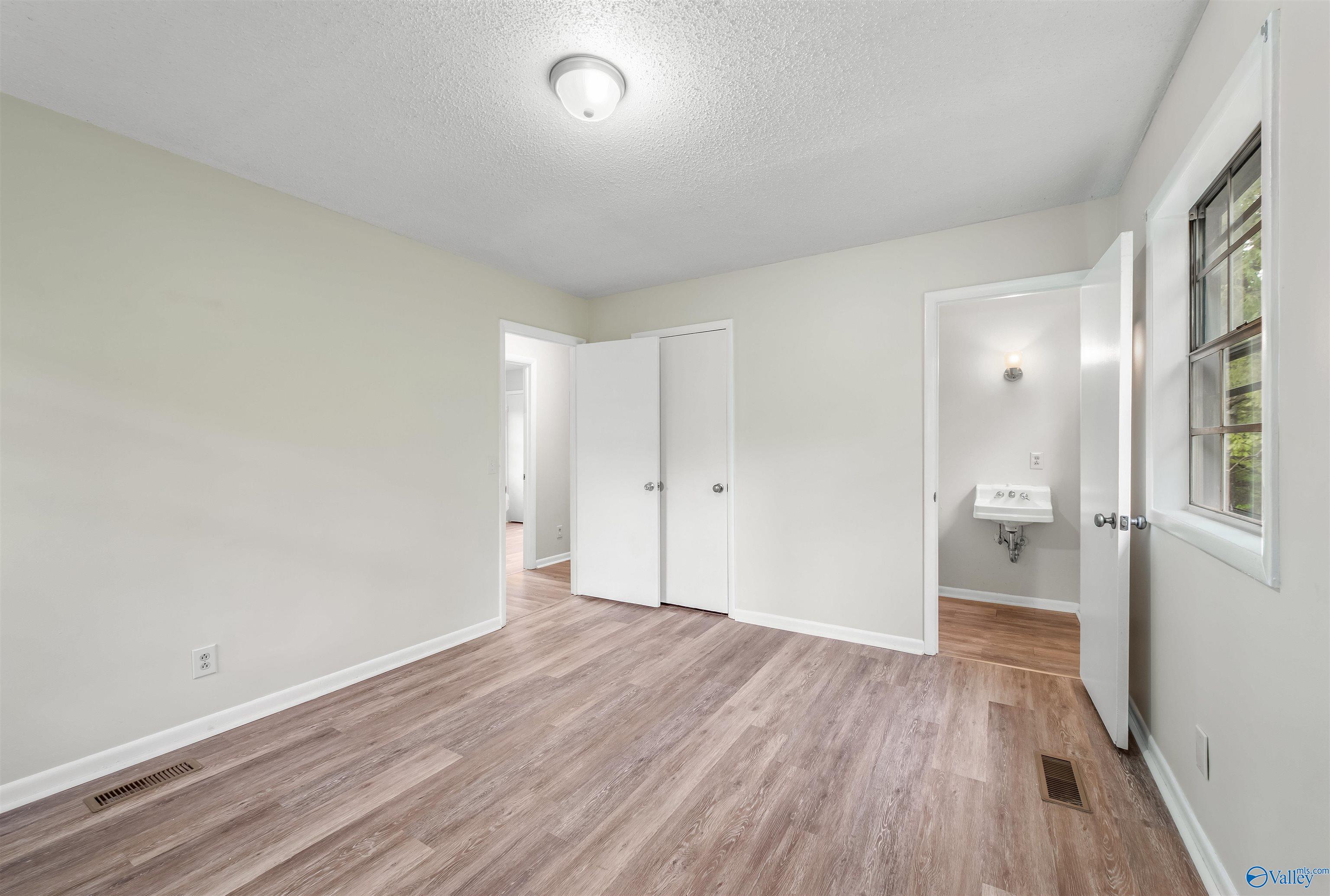 320 Horseshoe Circle SW