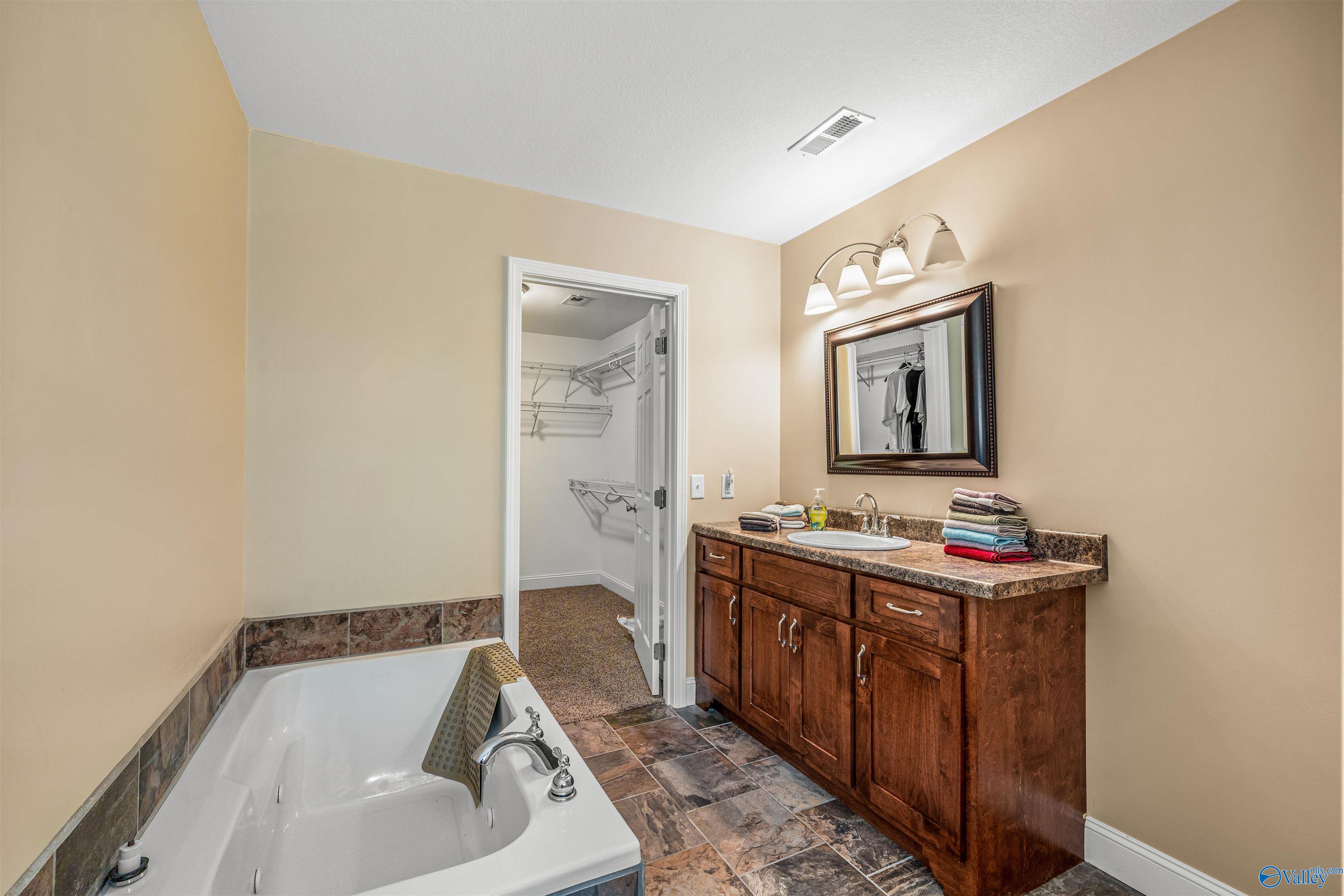 27 Michael Circle NE