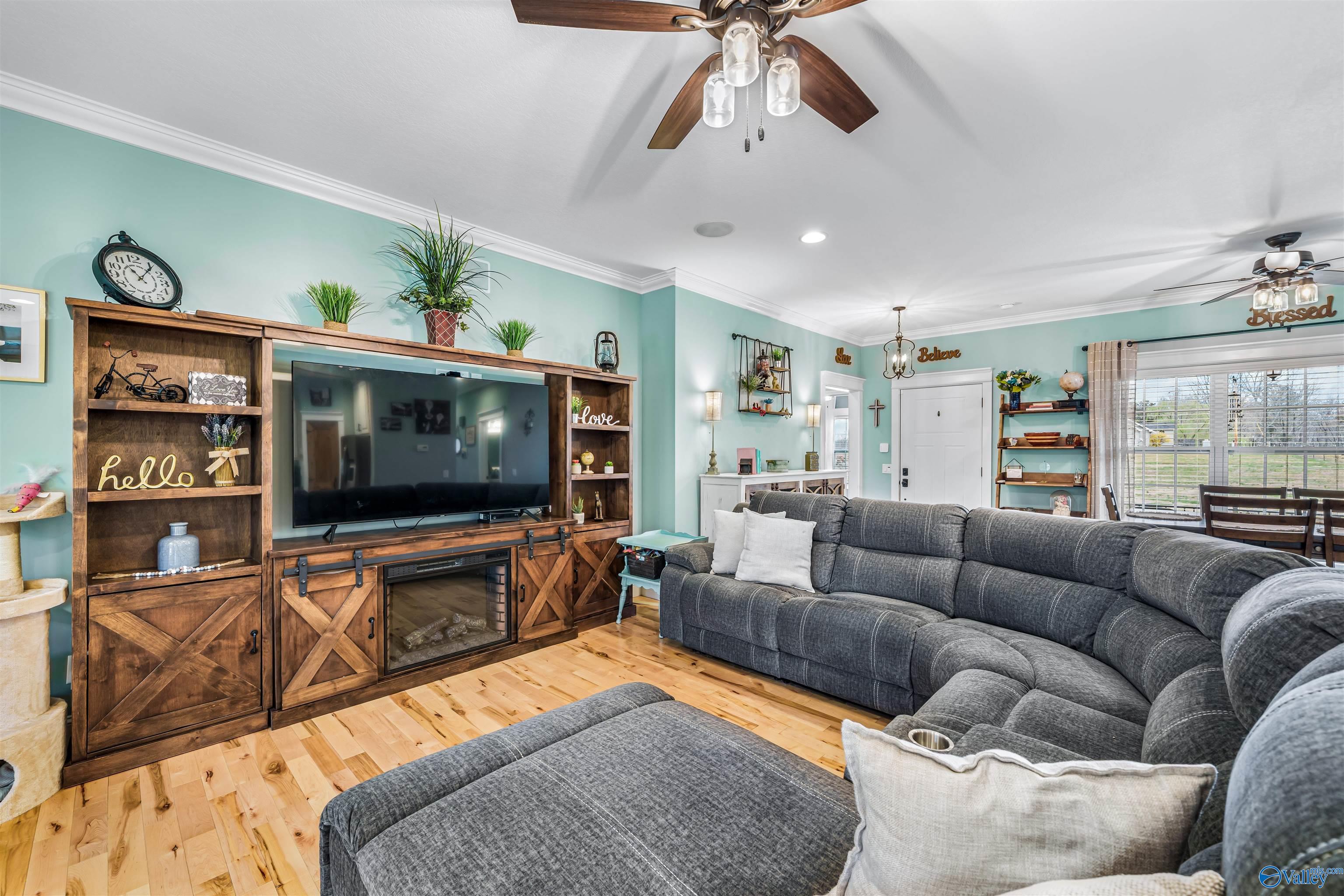 508 Kelly Road E
