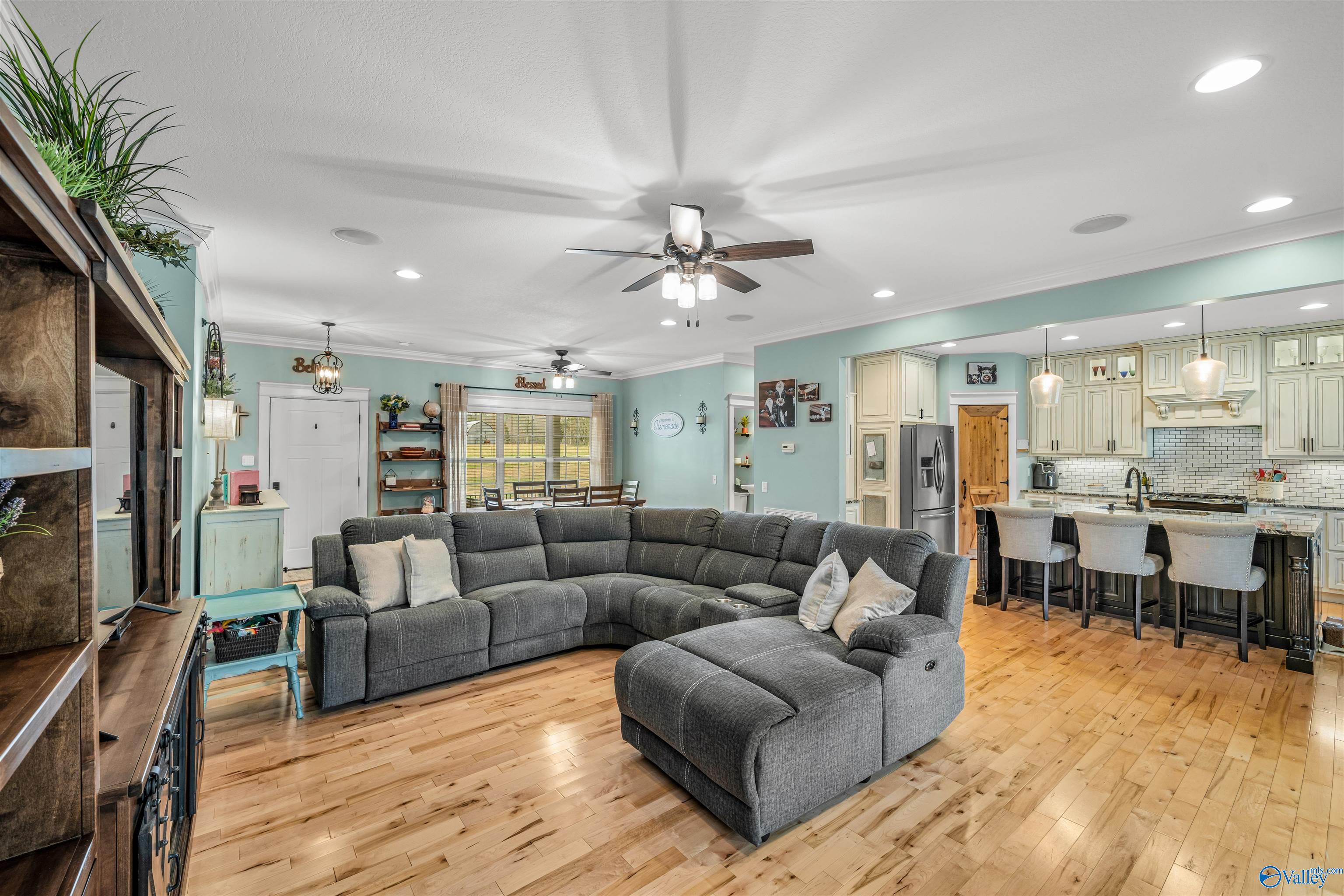 508 Kelly Road E