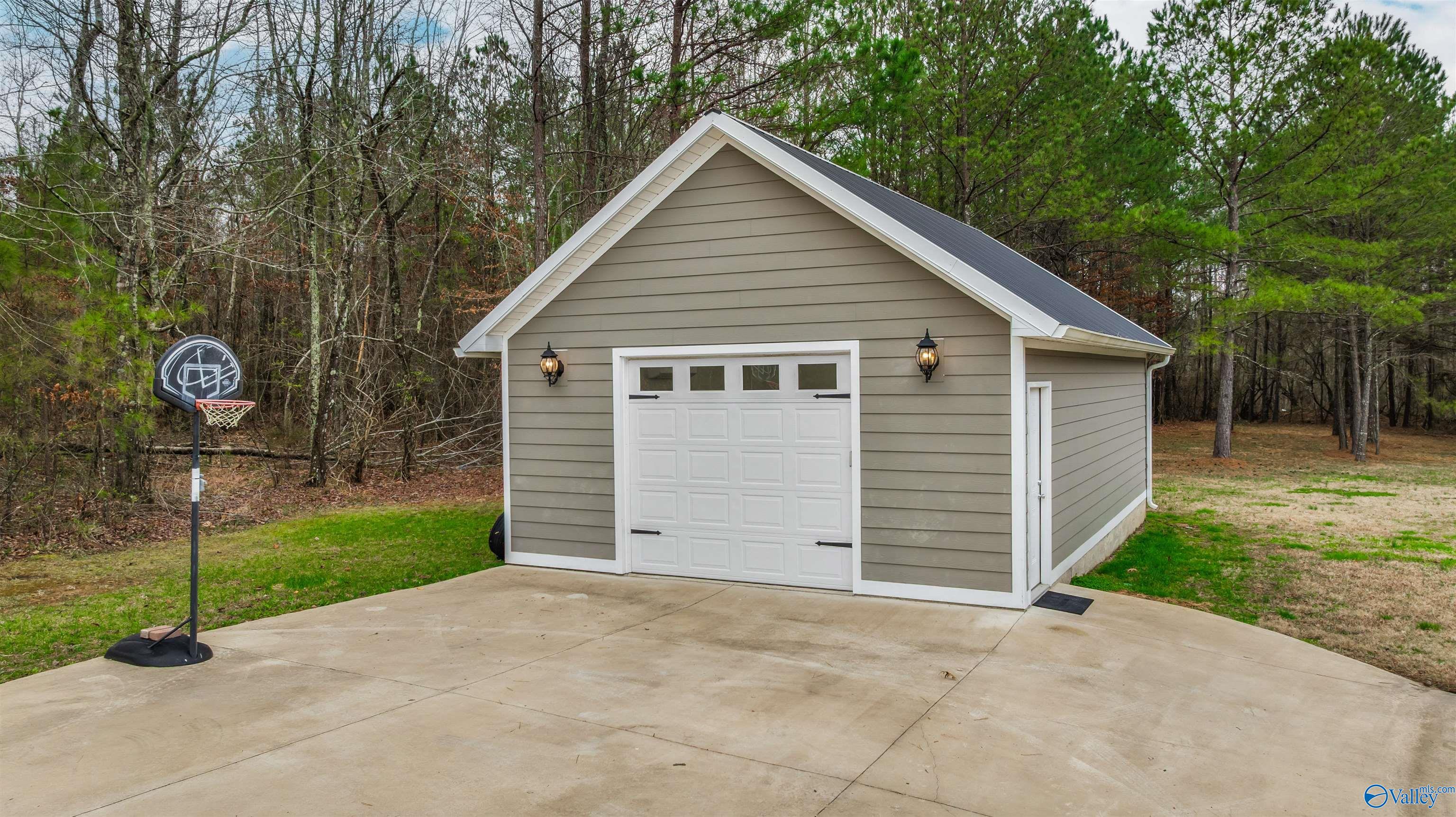 508 Kelly Road E