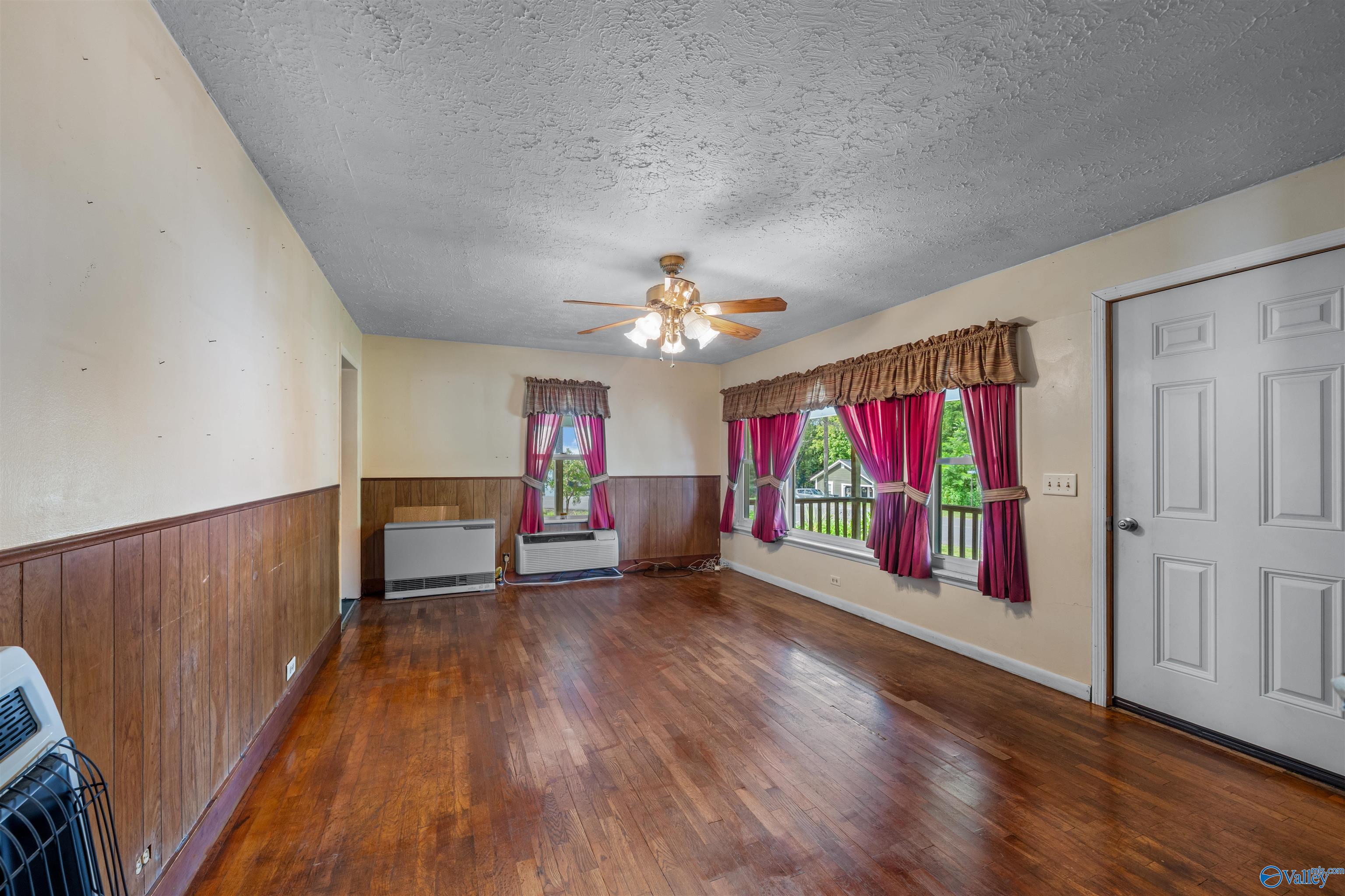 305 Sanders Avenue SE
