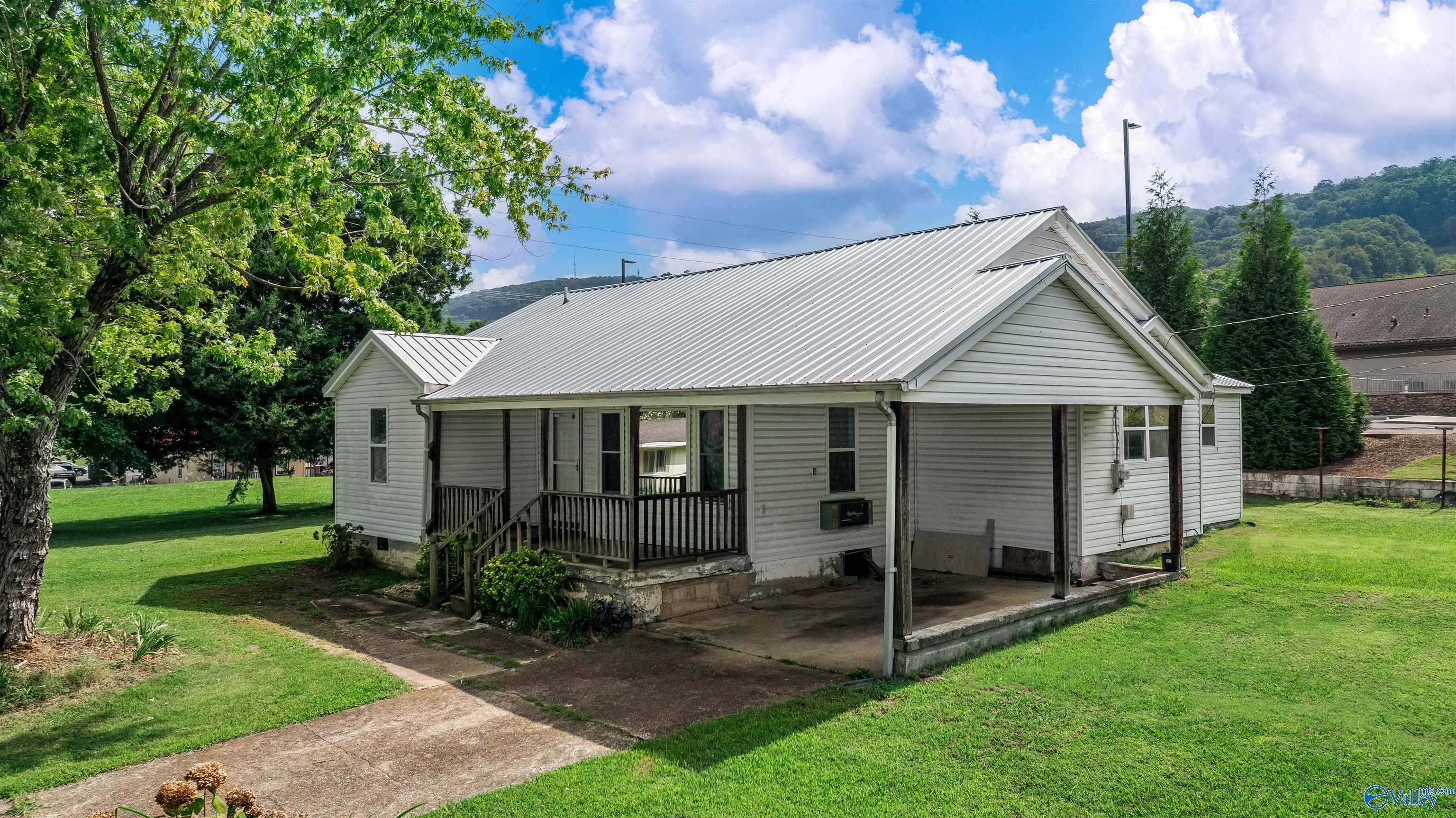 305 Sanders Avenue SE
