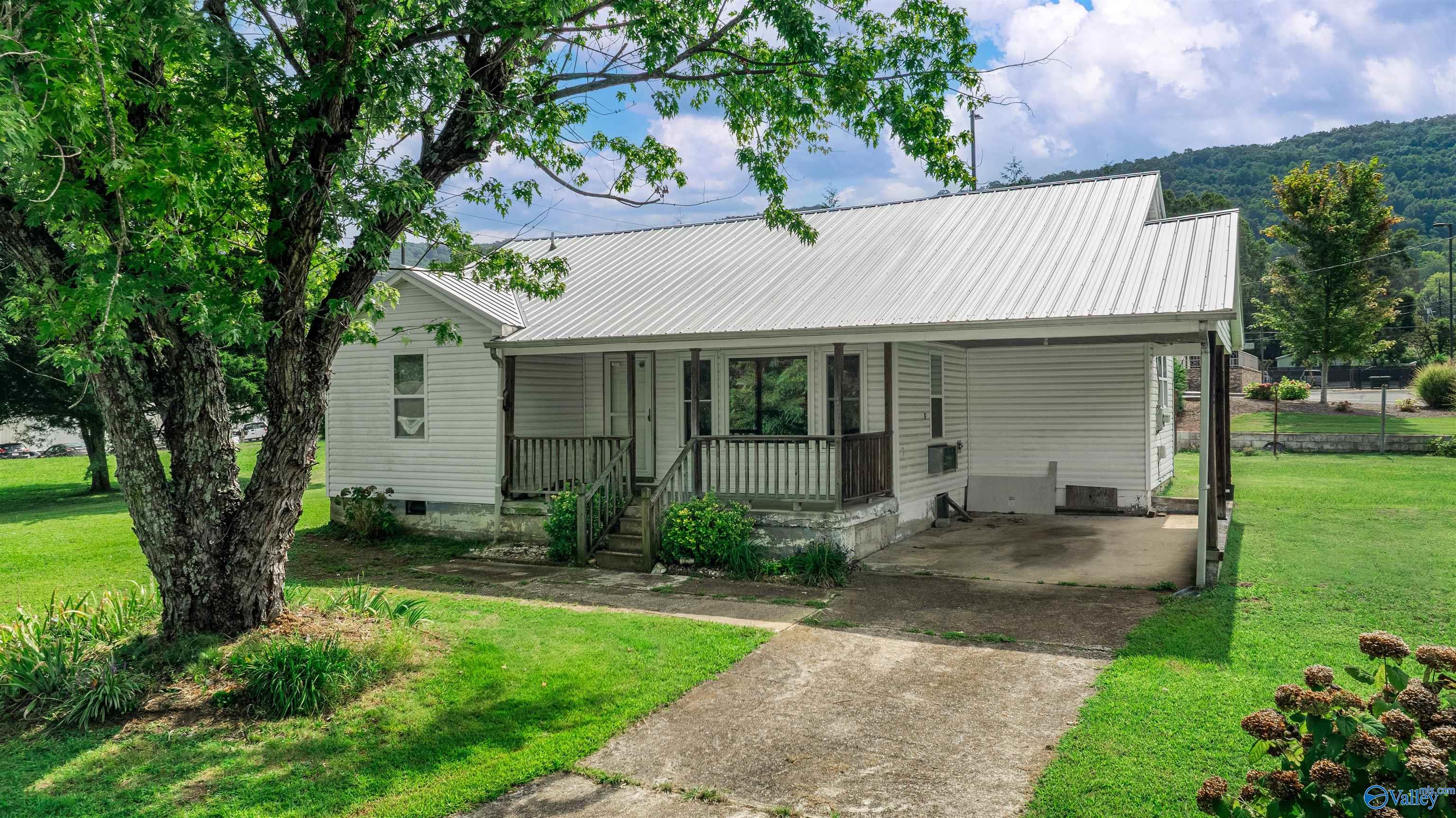 305 Sanders Avenue SE