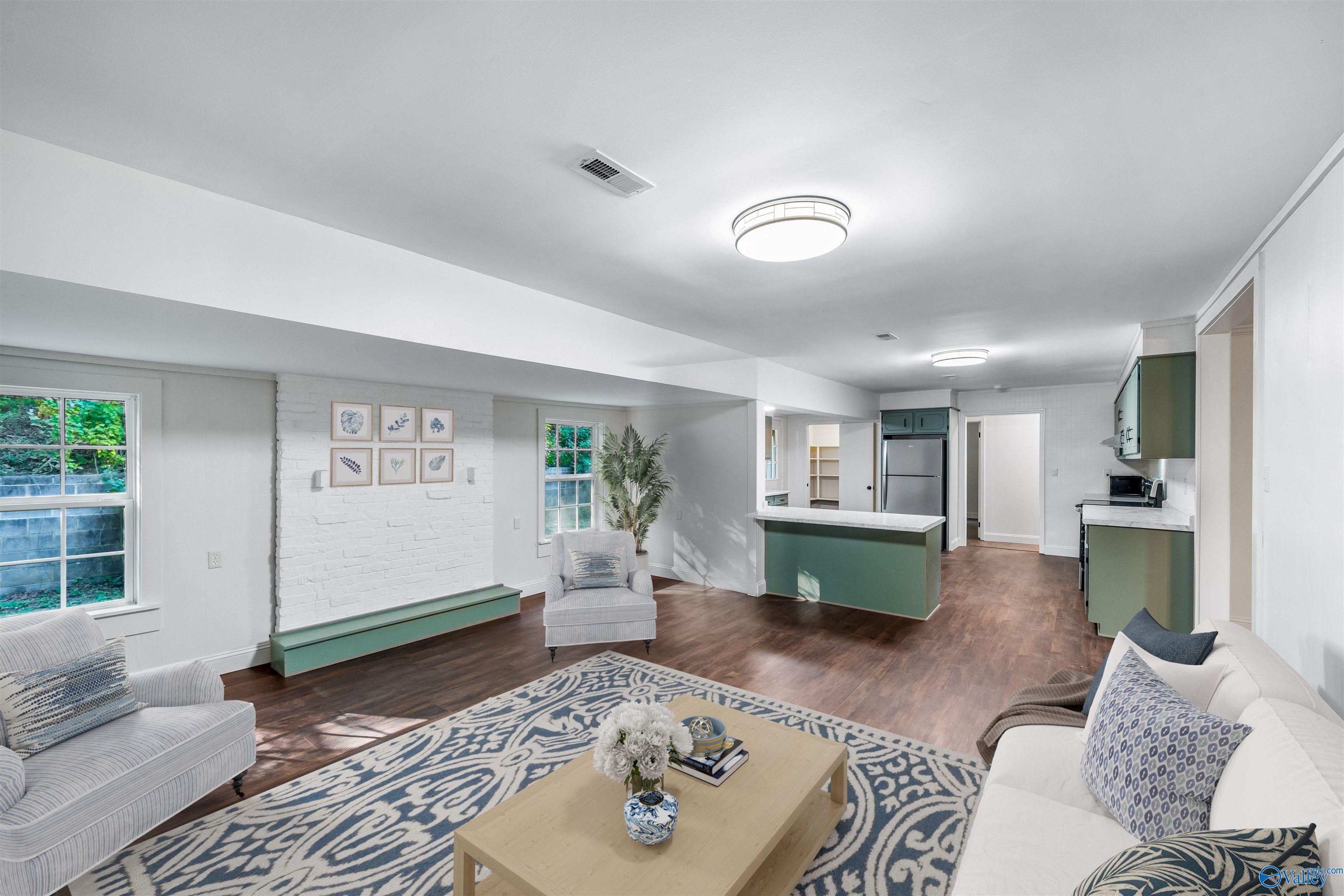 1111 Scenic Road E