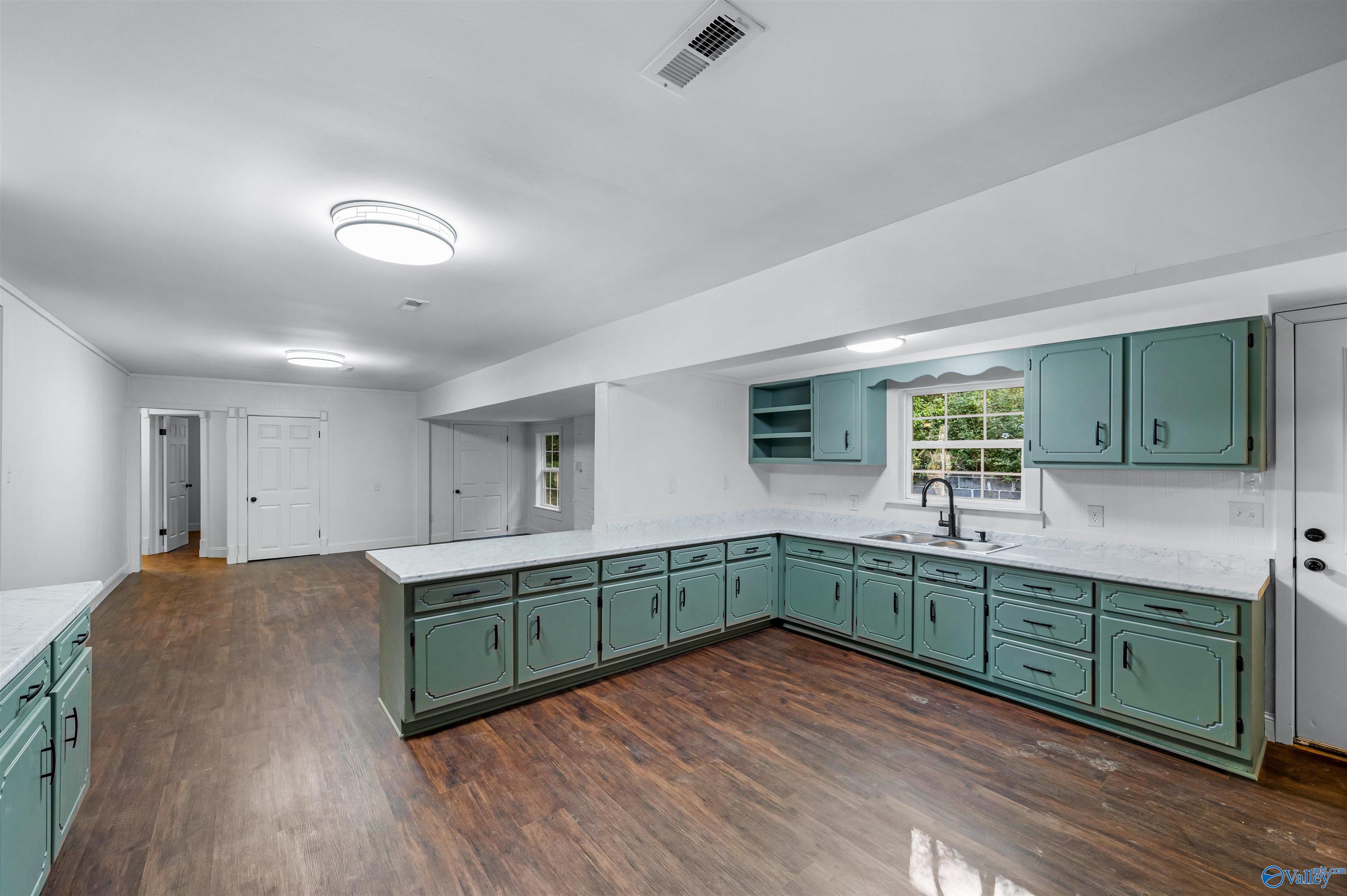 1111 Scenic Road E