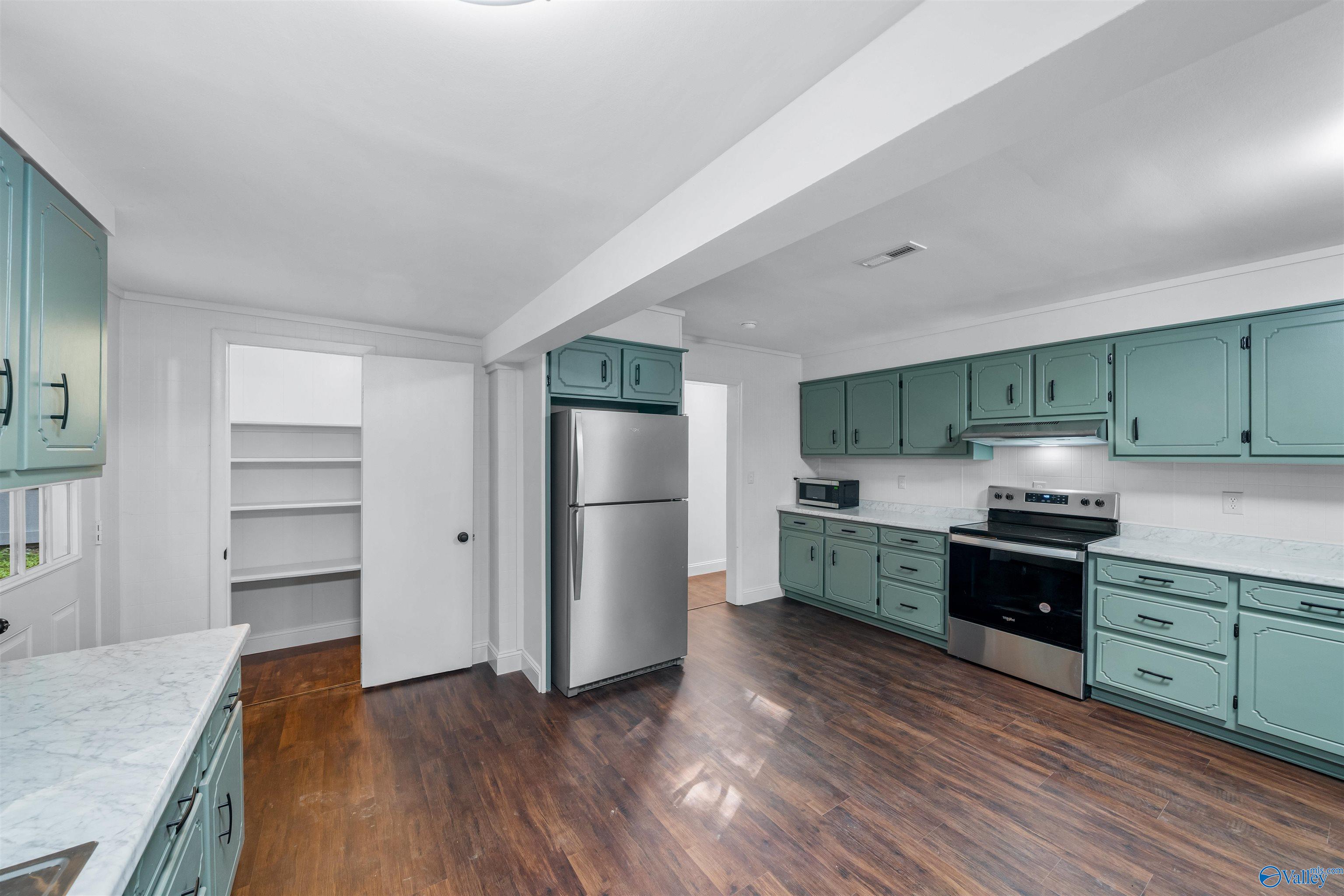 1111 Scenic Road E