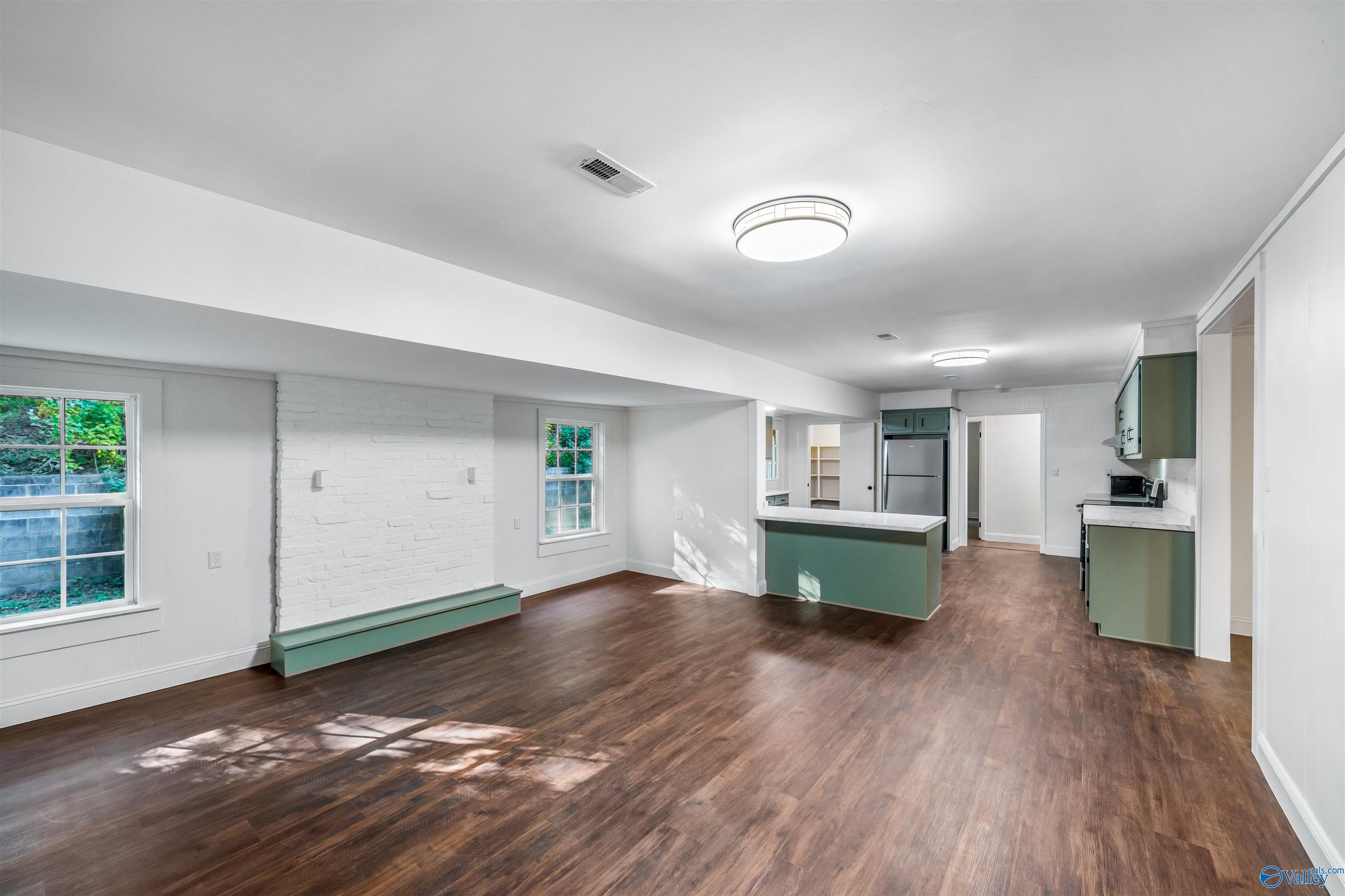1111 Scenic Road E