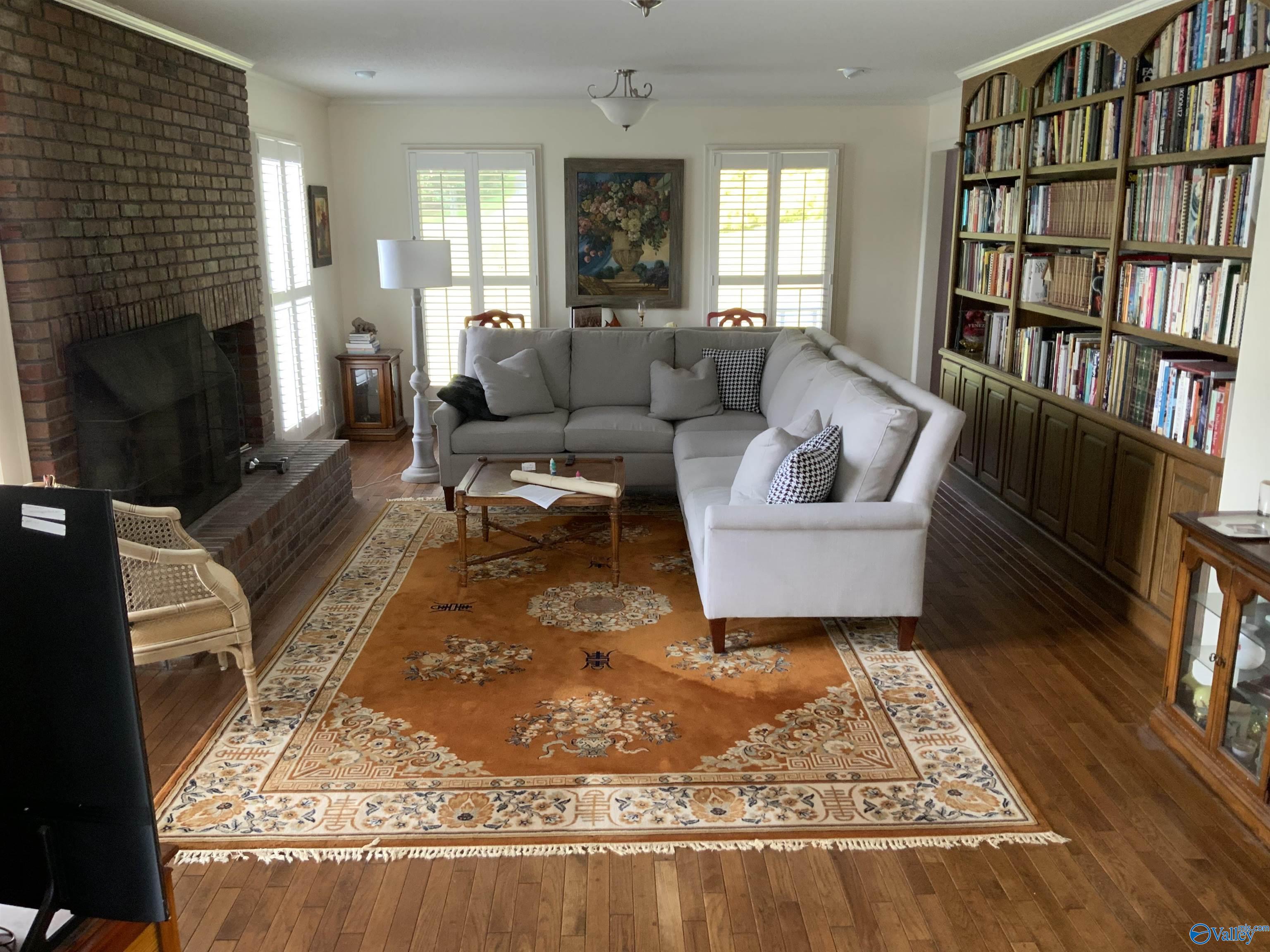 910 Fairway Road NW