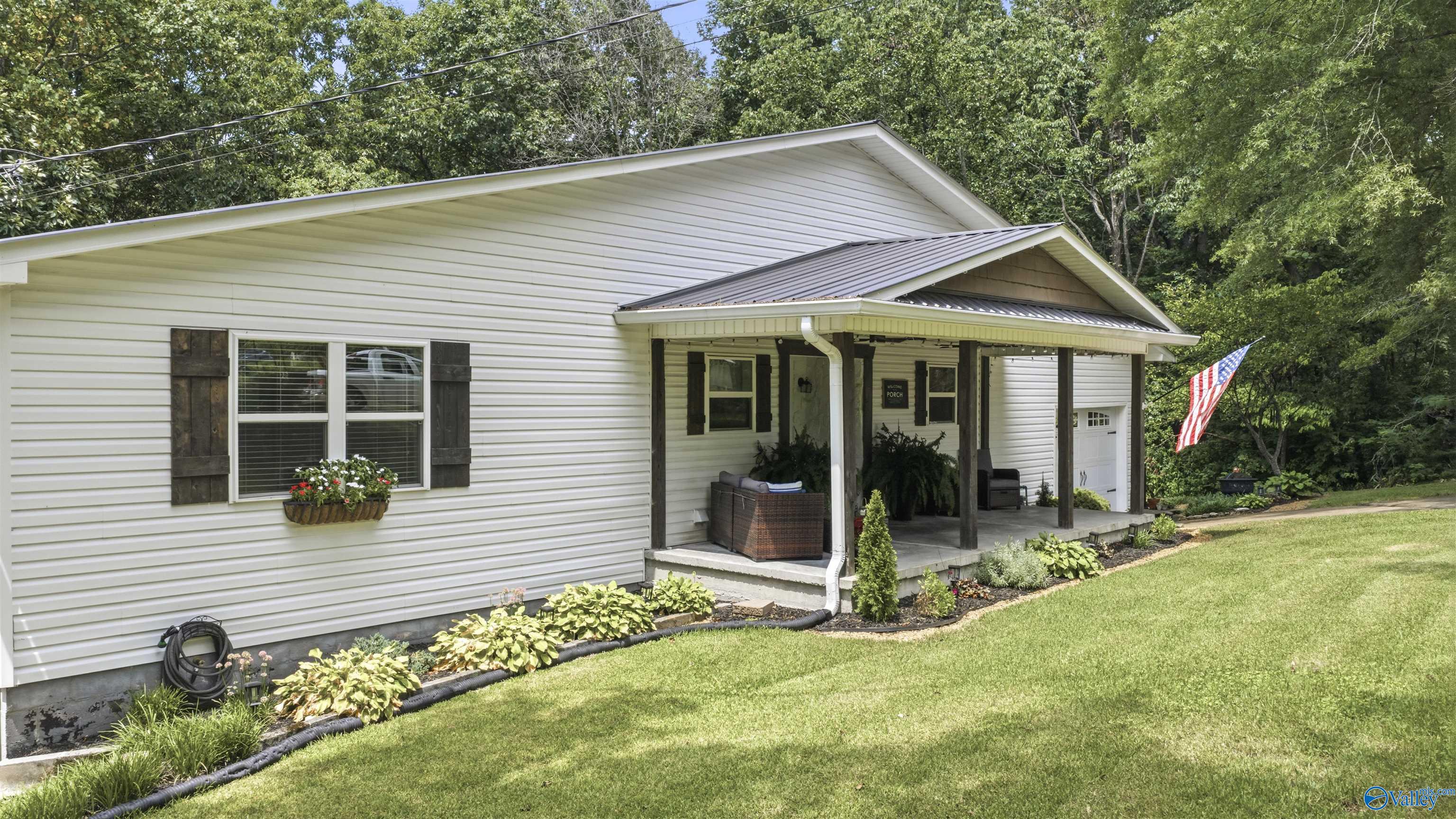 718 Scenic Road E